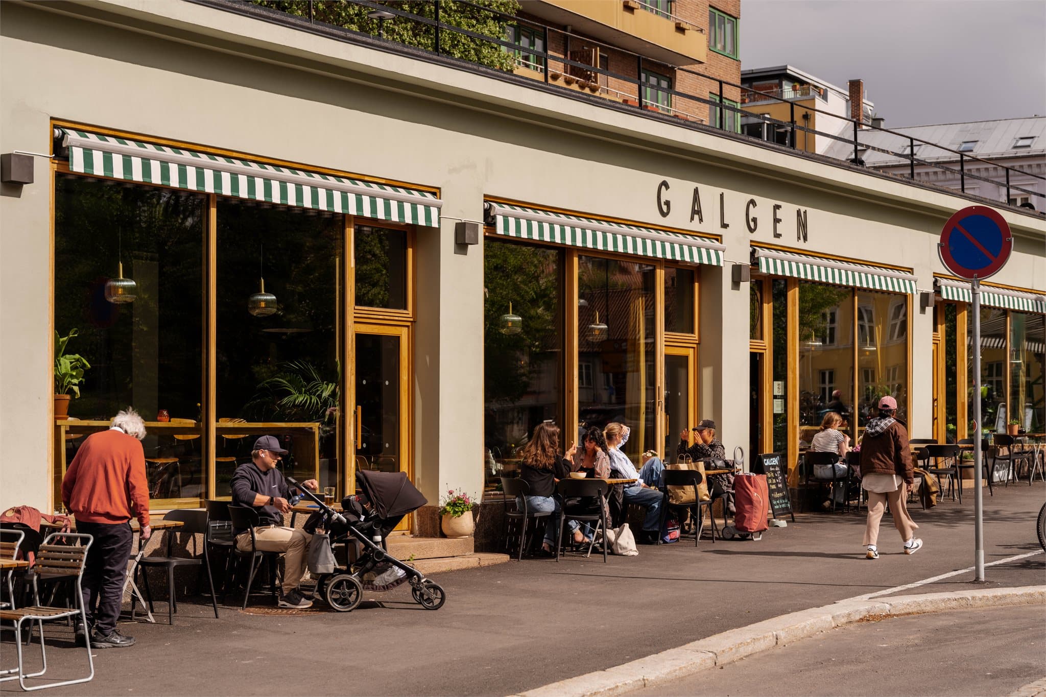 Det er kort vei til T-banestasjonene på Ensjø og Tøyen gir enkel tilgang til resten av Oslo.