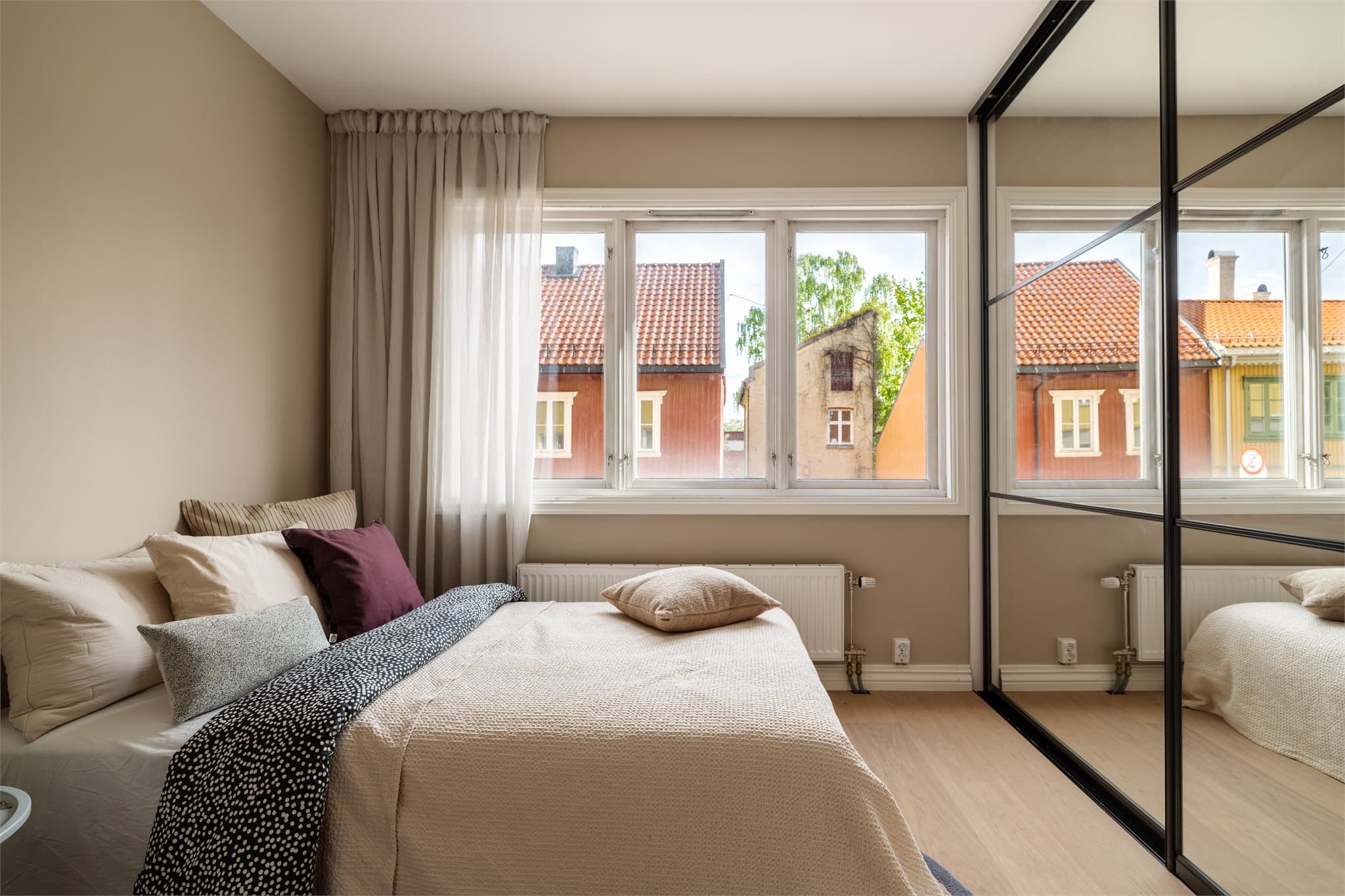 Hovedsoverommet har god plass til dobbeltseng og en stor garderobeløsning med speilfronter.