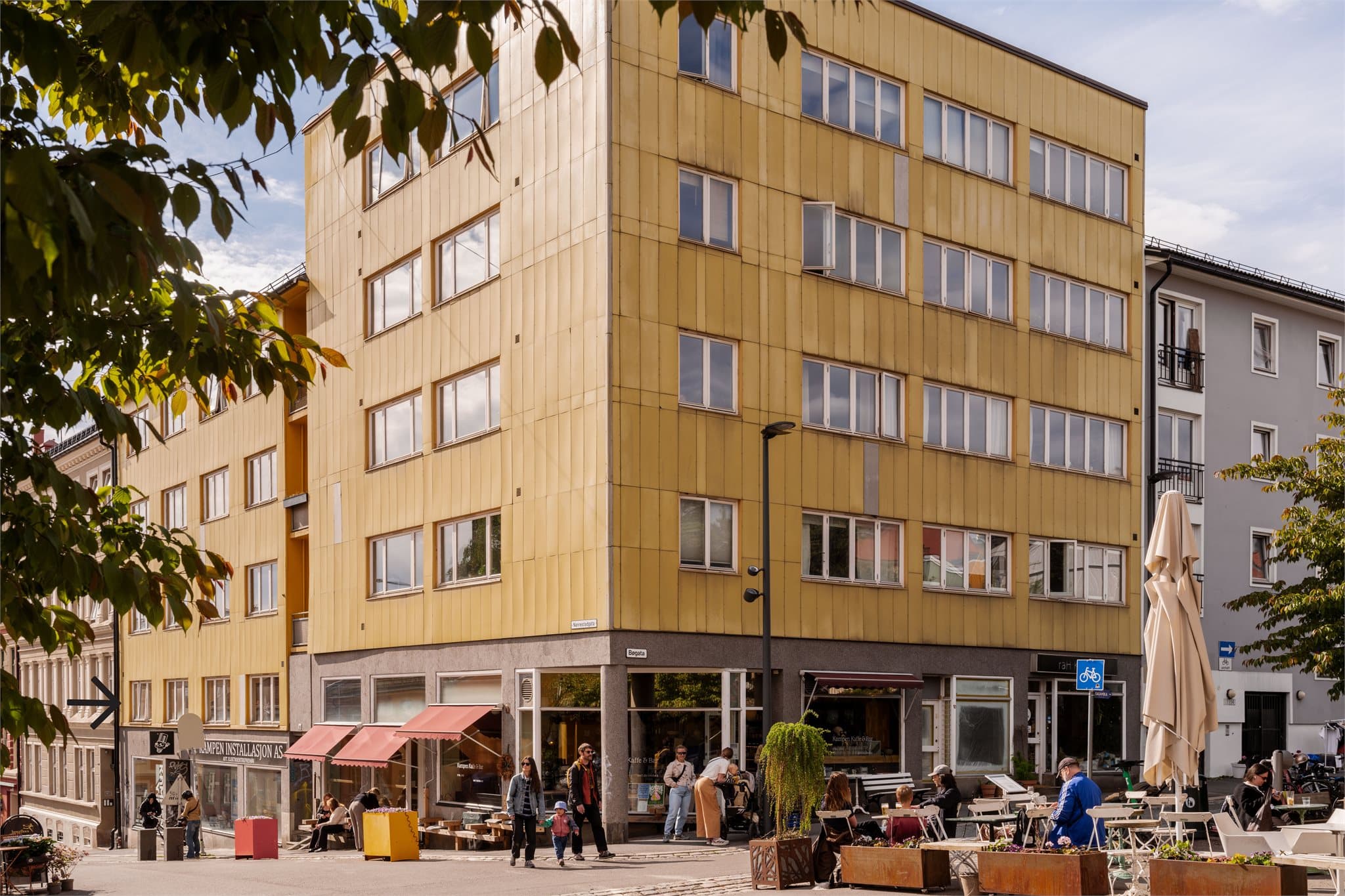 Rett utenfor døren finner du et levende nabolag med lokale butikker og kafeer.