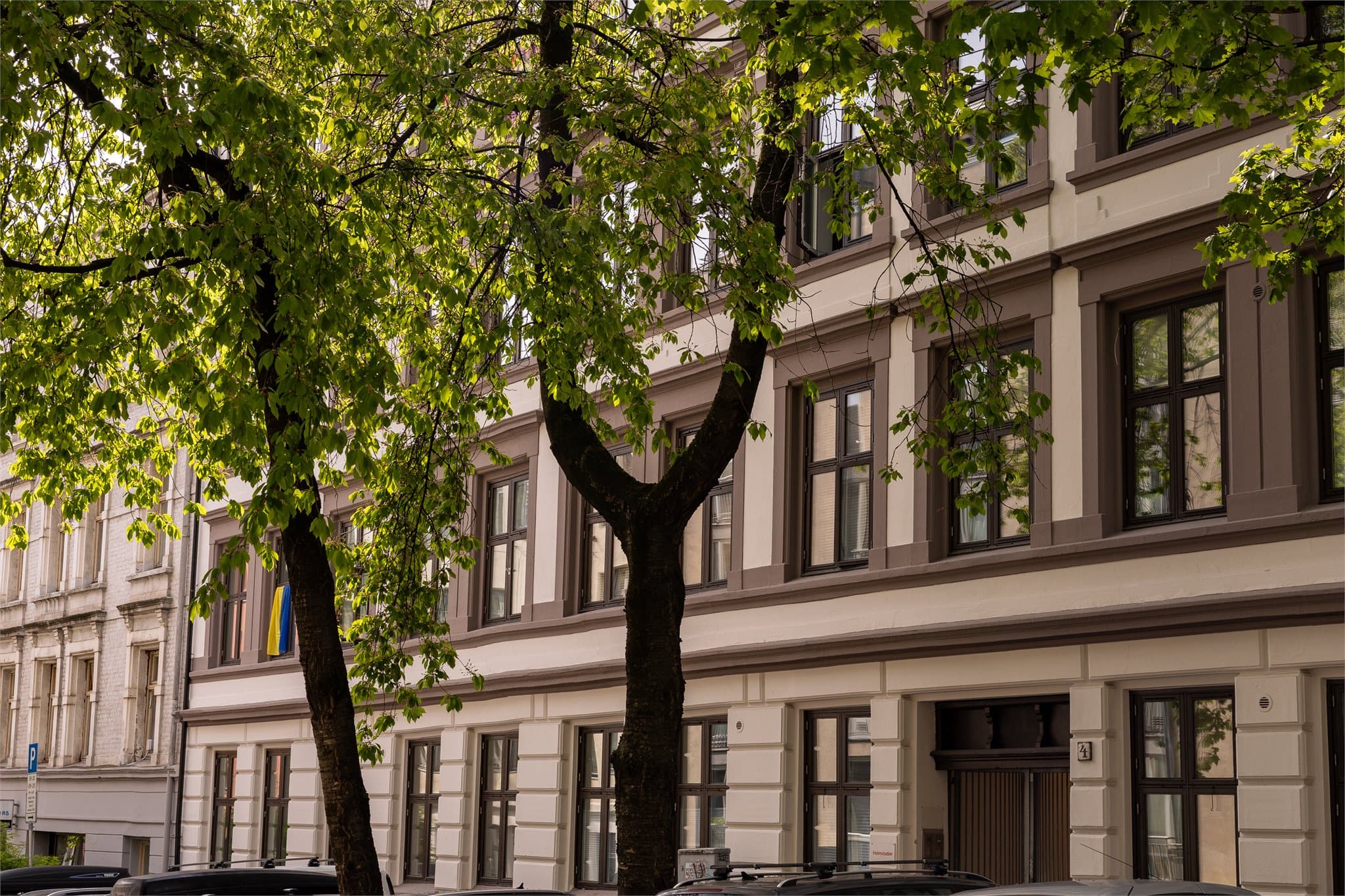 Her bor du i rolige omgivelser, men likevel sentralt med kort vei til flere av byens beste serveringssteder.