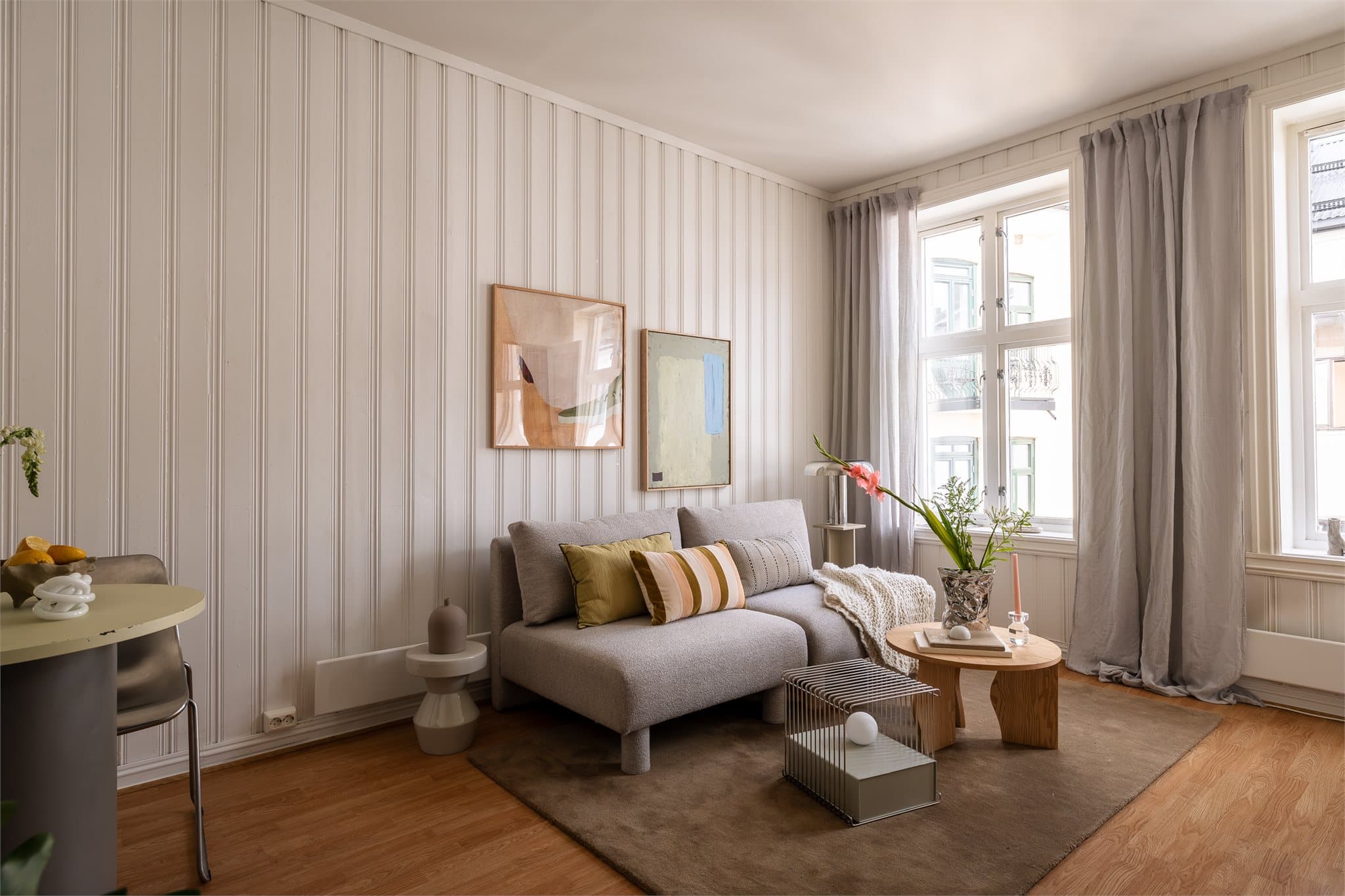 Romslig stue med god plass til både sofagruppe og spisebord.