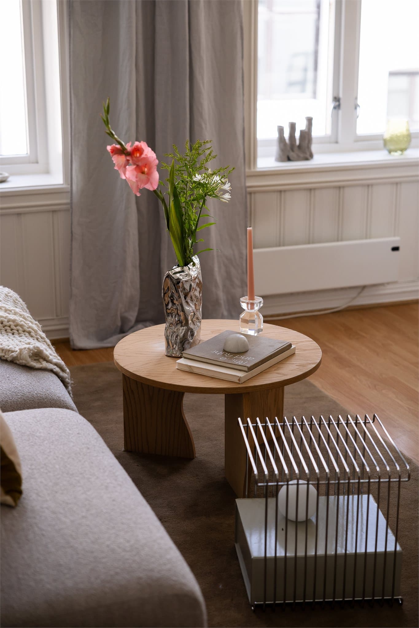 Boligen har store og dype vindusflater som gir masse naturlig lys og et sted å sette pynt og diverse.