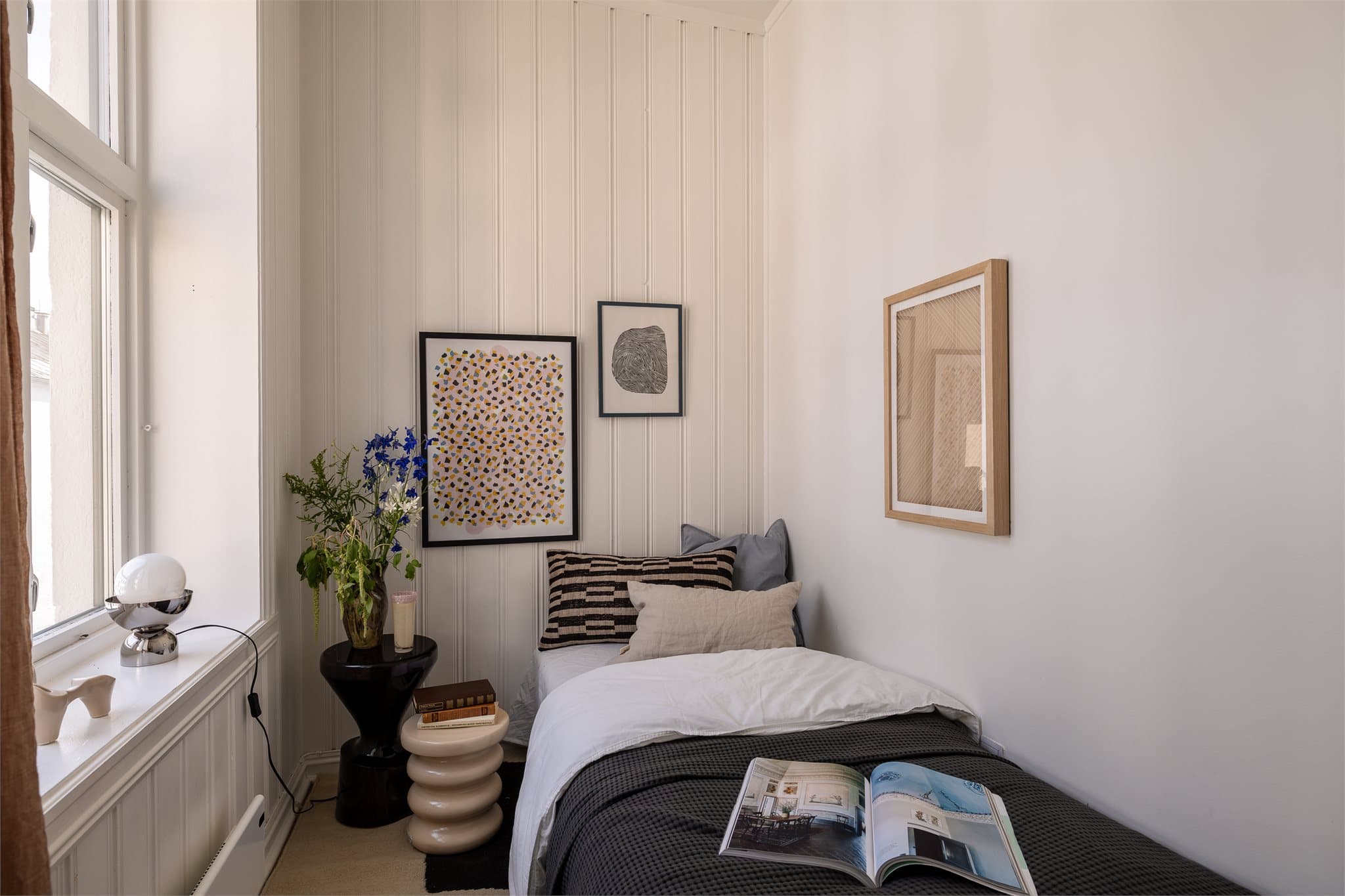 Rommet er lyst og har god plass til seng samt kommode for oppbevaring.