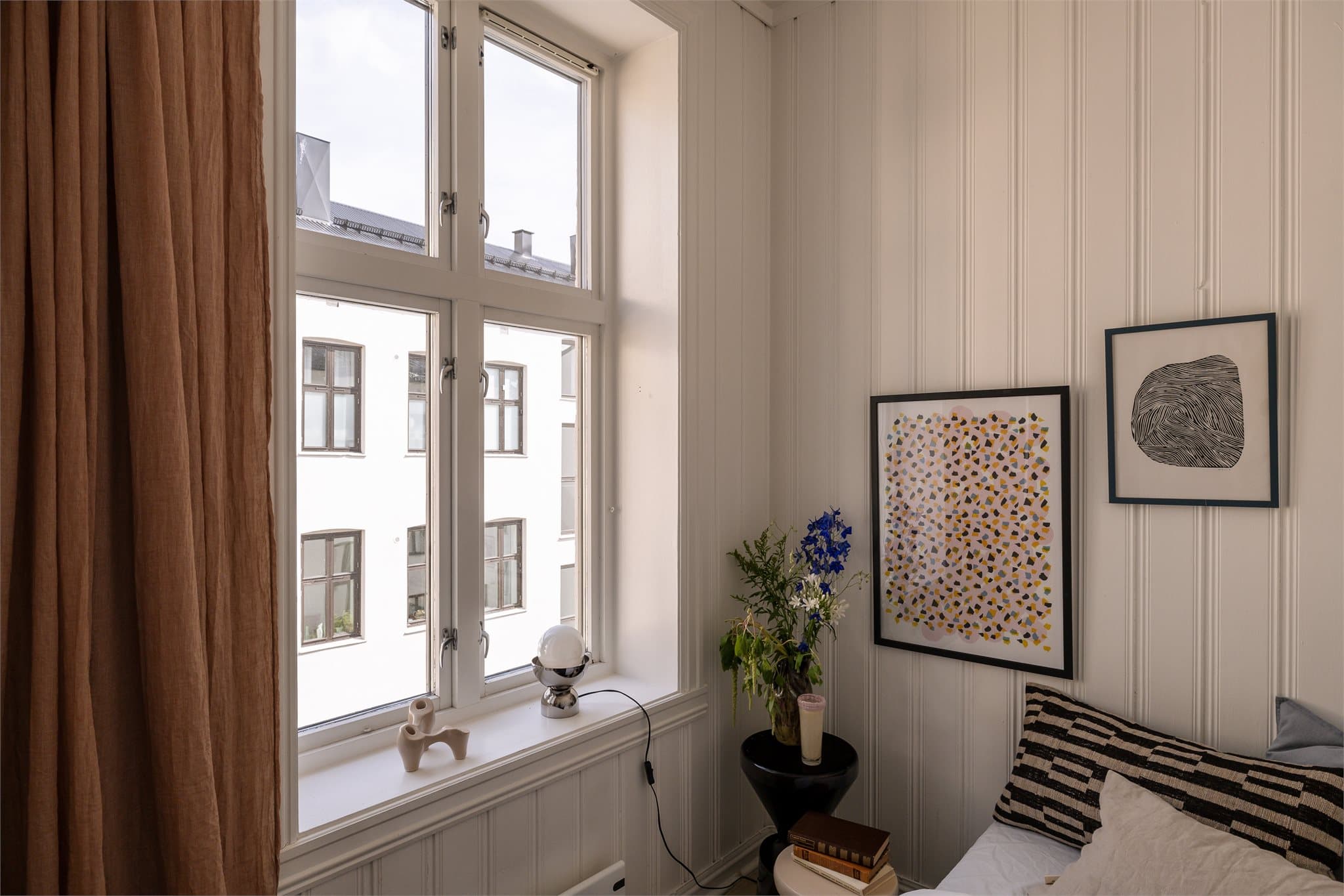 Rommet har vindu ut mot rolig bakgård, så her kan du sove godt!