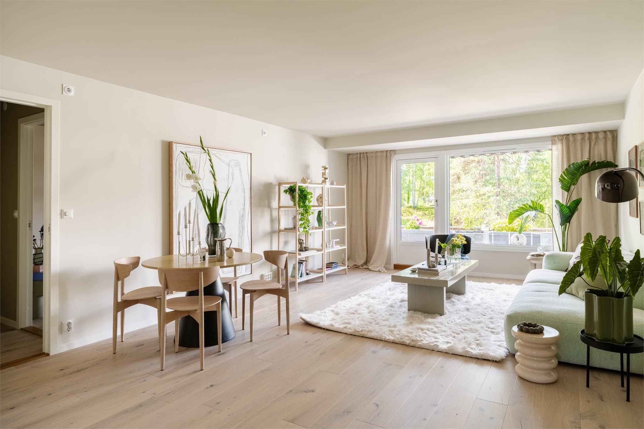 Stuen har god plass til både sofagruppe og spisebord.