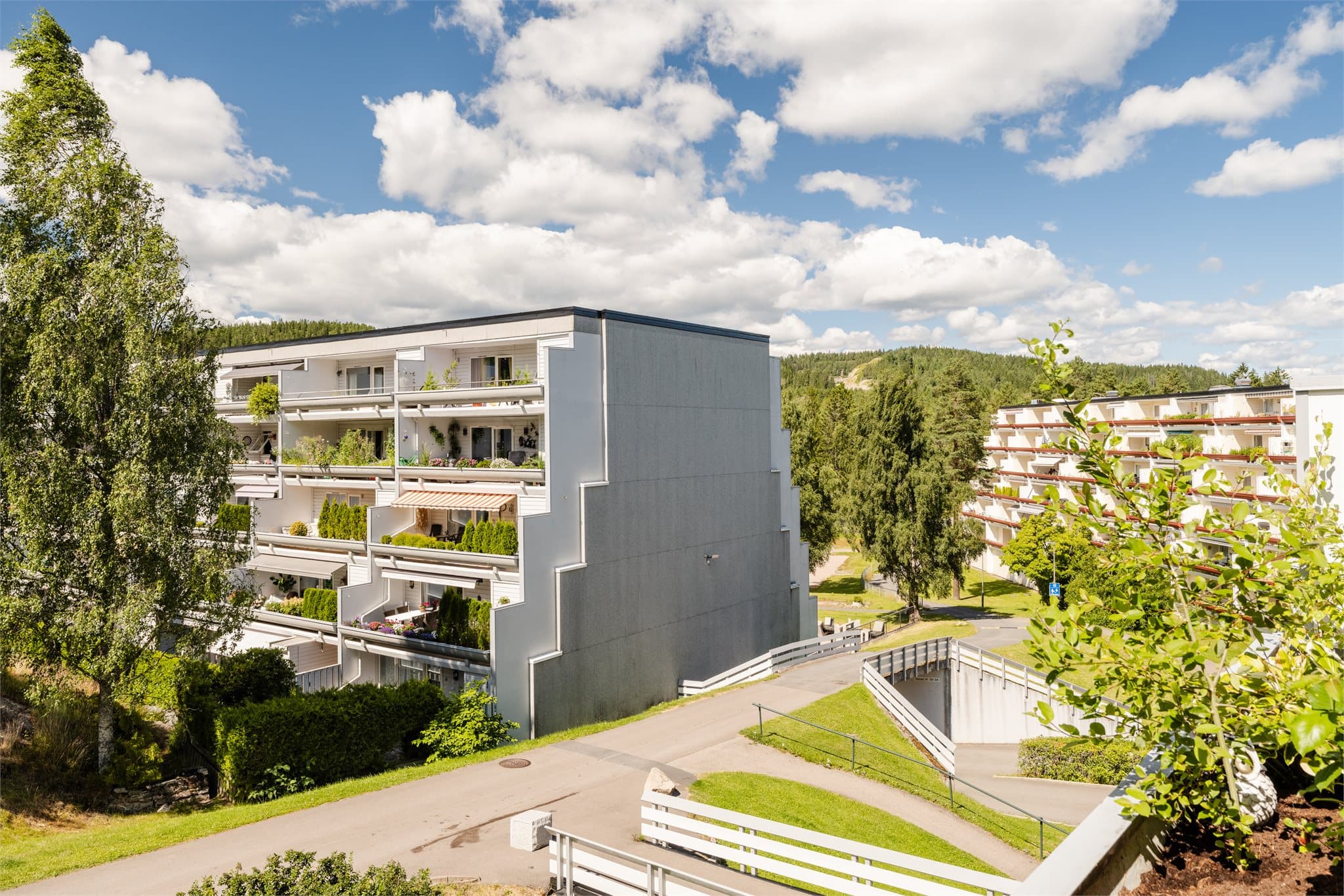 Leiligheten ligger i et bilfritt, stille og barnevennlig boligområde.