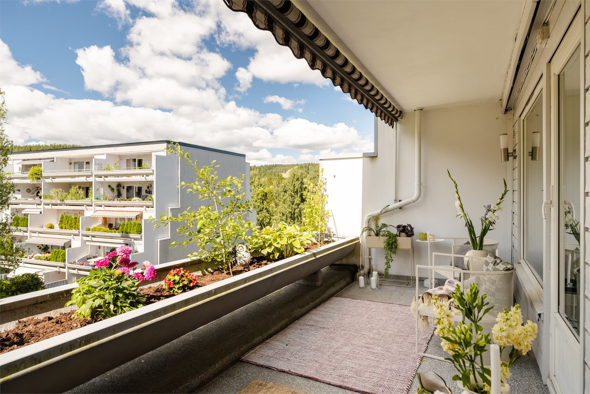 To balkonger på totalt 20 m² med grønne friområder som bakteppe, gir boligen attraktive uteplasser.