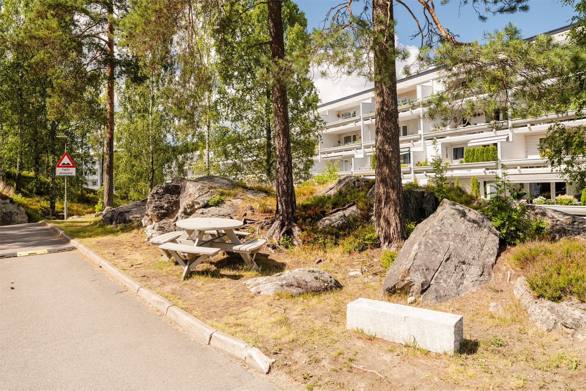 Velstelte og hyggelige fellesområder med sittegrupper og lekeplasser.