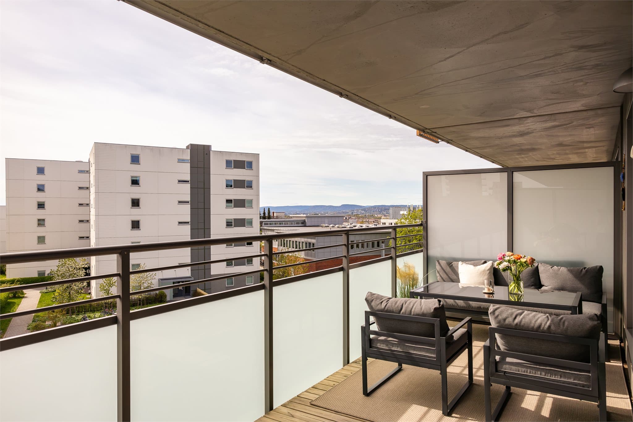 Her har du en stor balkong på ca. 13 kvm med flere gode soner for innredning på hver side av balkongdøren.