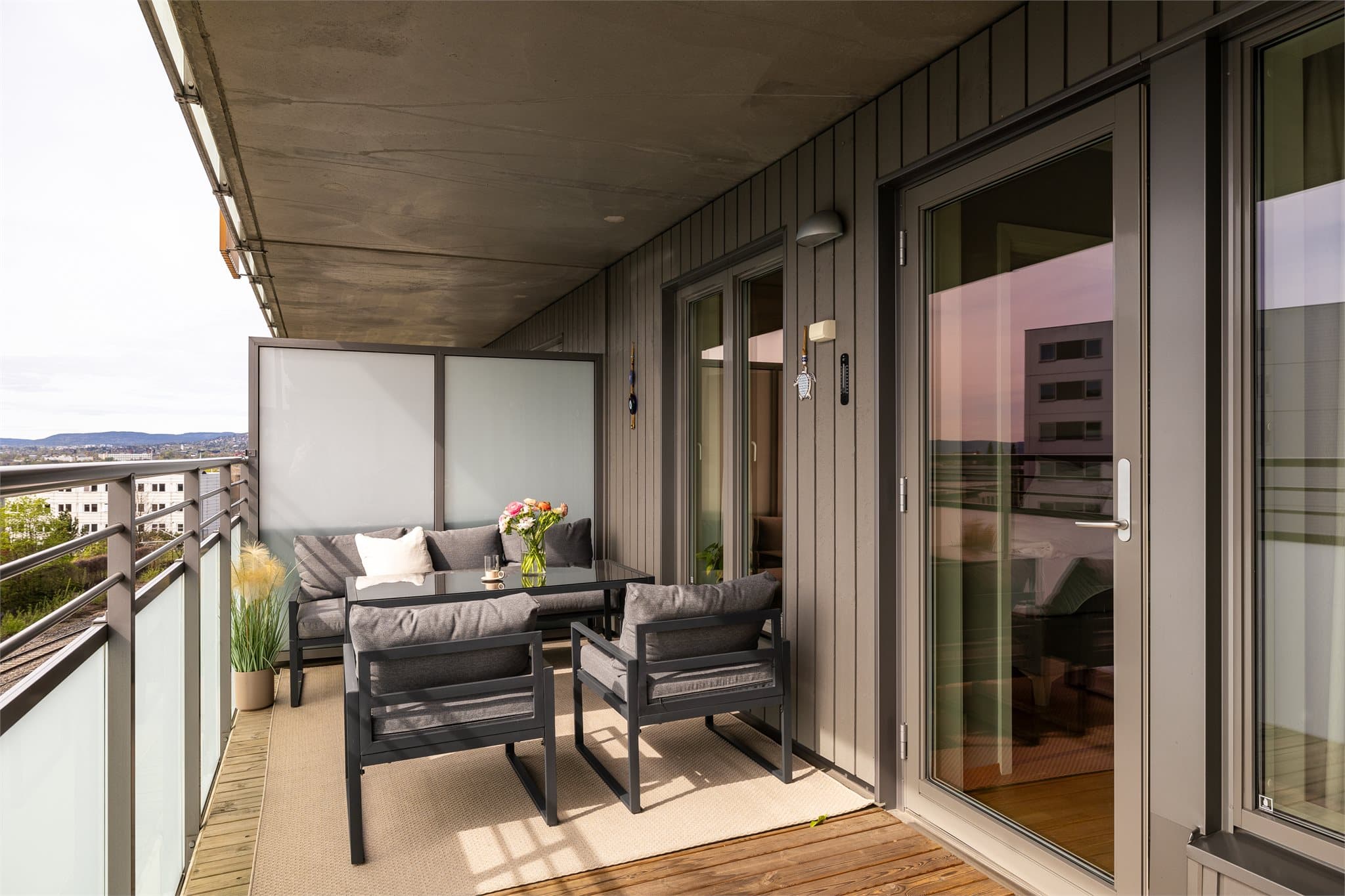 En lys og delikat 3-roms med stor og solrik balkong samt utsikt helt til Holmenkollen.