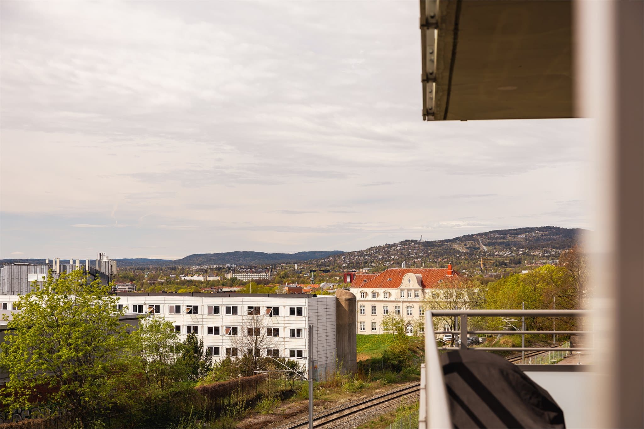 Fra balkongen har du utsikt helt til Holmenkollen.