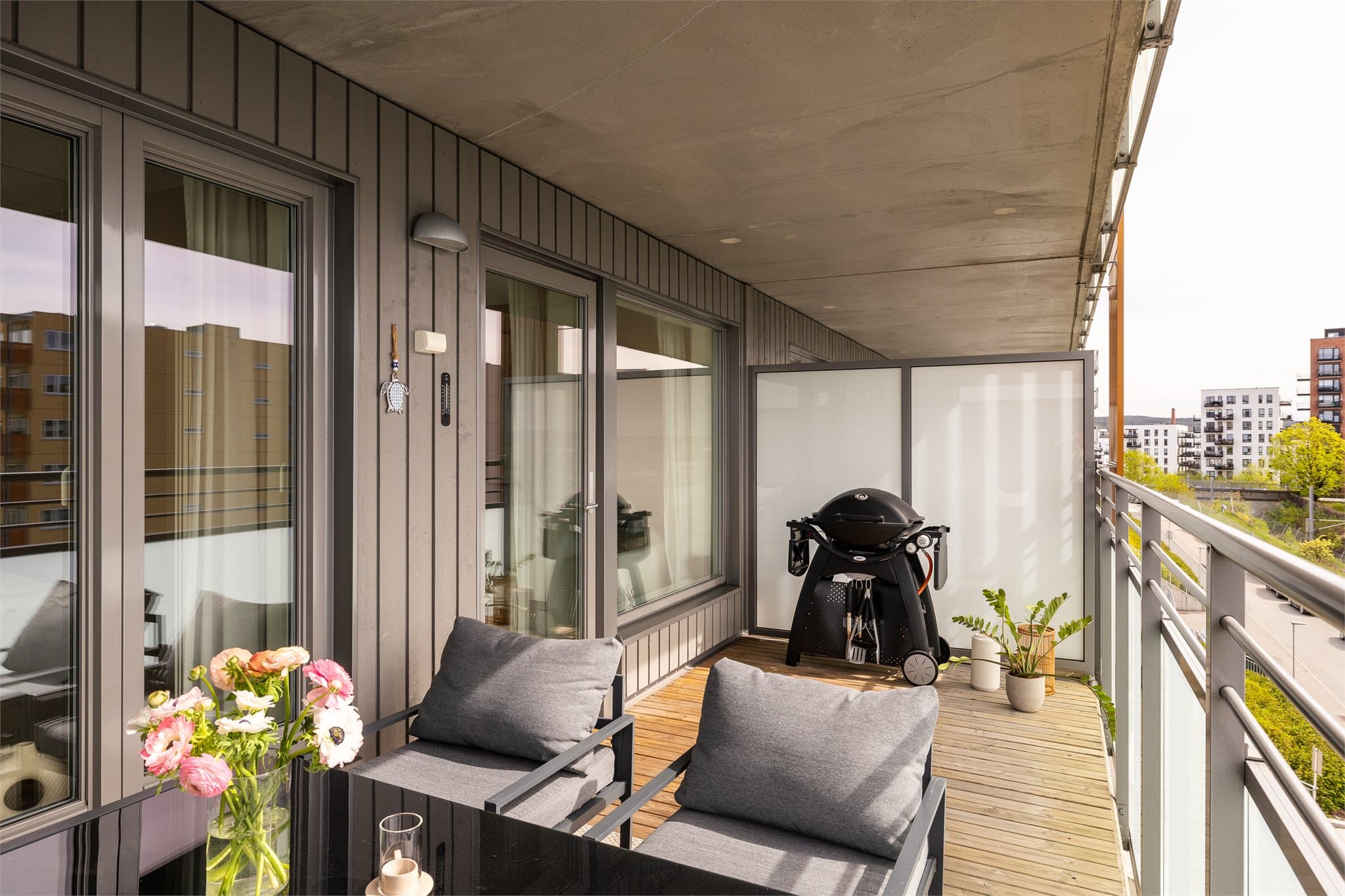 Det er god plass til sofa med mer og trebord lagt på gulv som gir en lunere følelse.