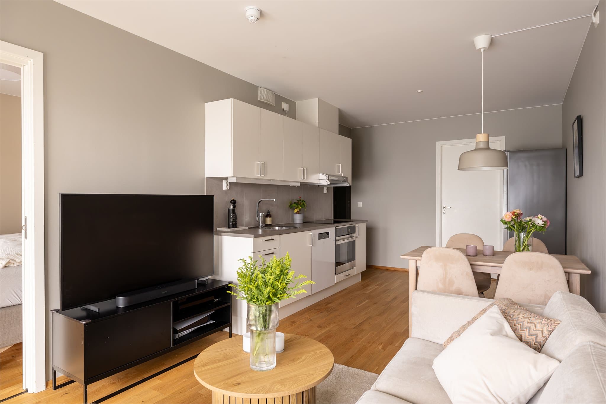 Boligen har et lyst og delikat kjøkken med det du trenger av hvitevarer.