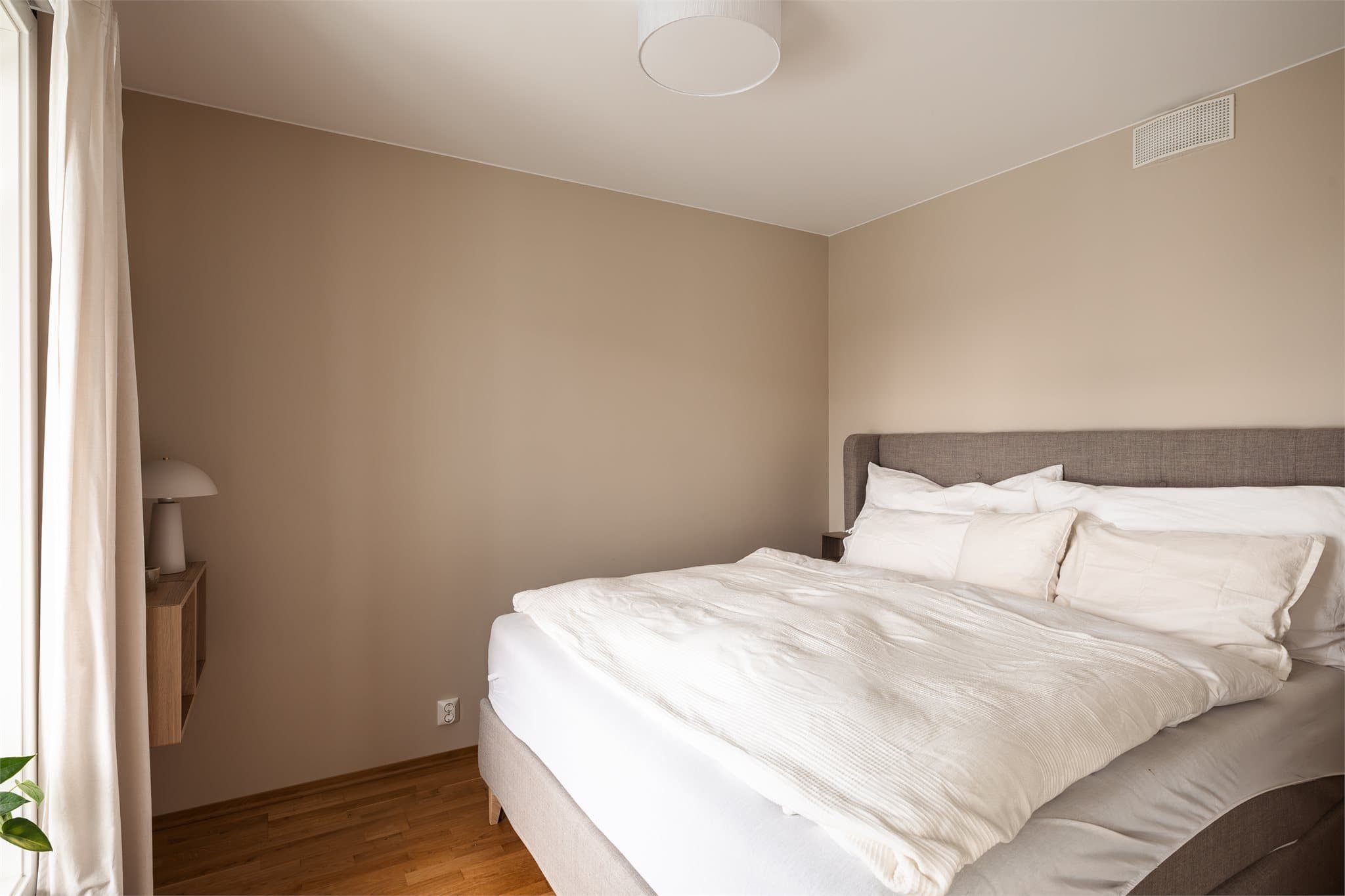 Et romslig hovedsoverom med god plass til dobbeltseng!