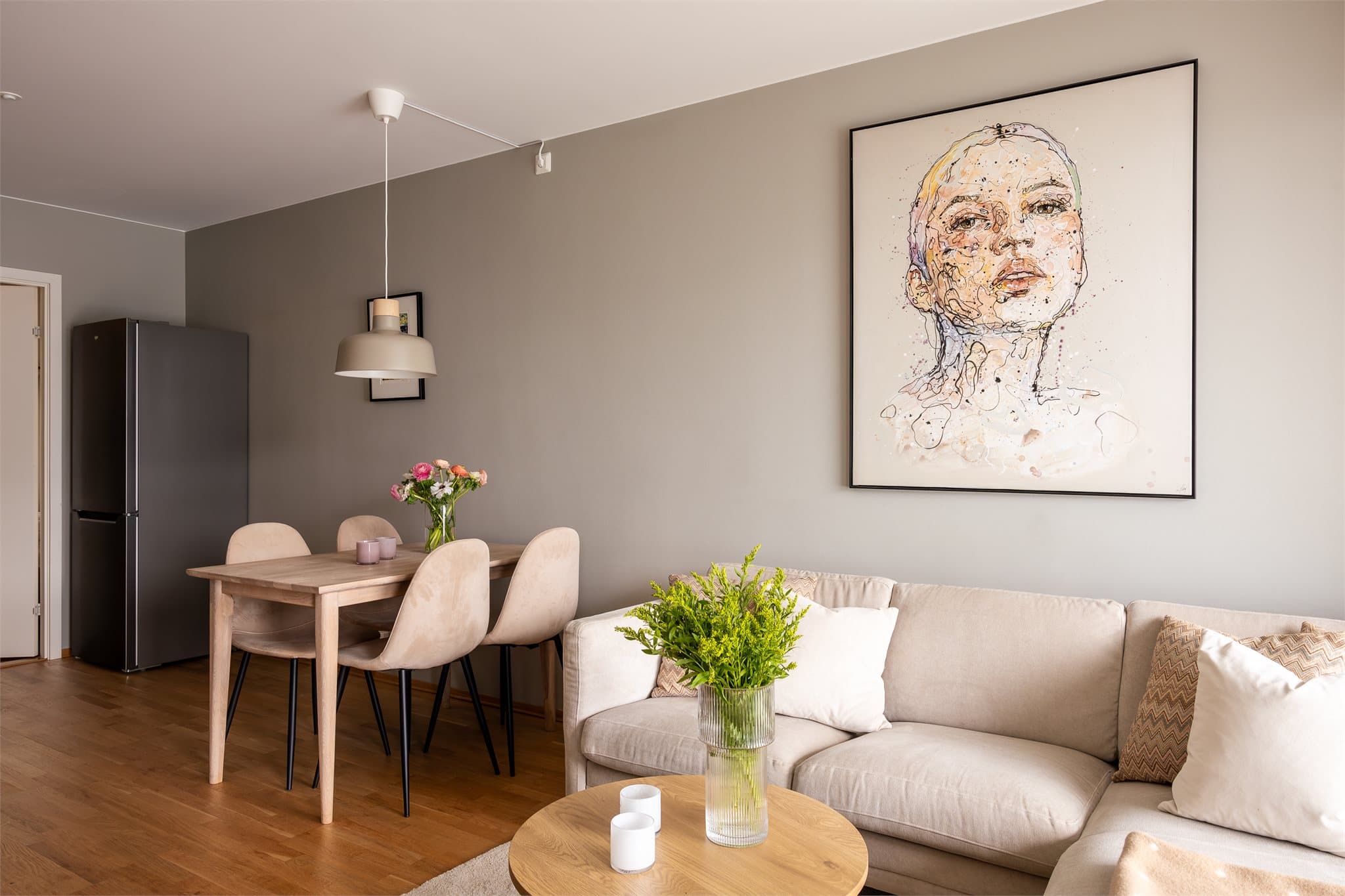 Her har du plass til å invitere venner og familie til hyggelige middagsselskaper.