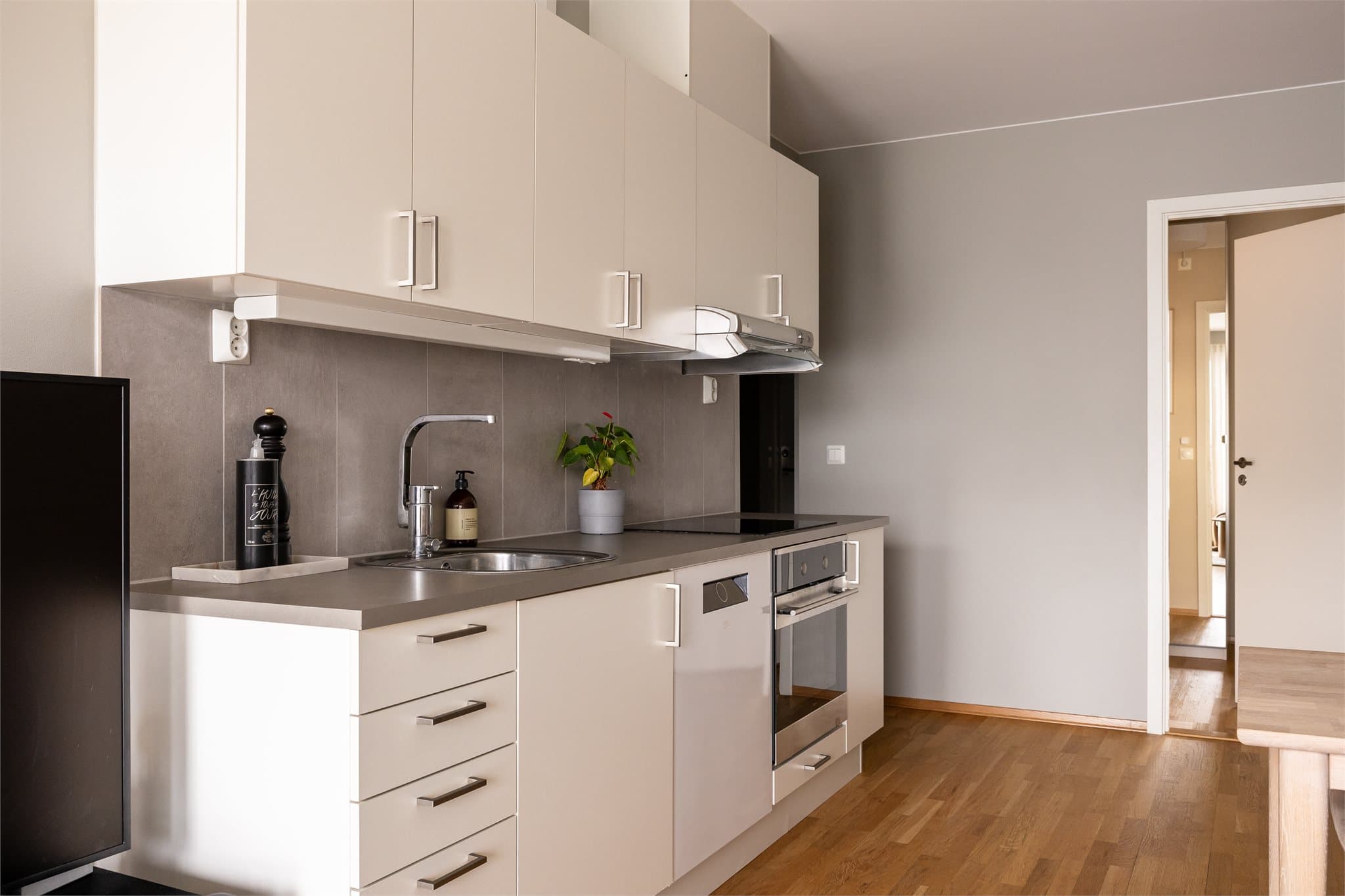 Her har du oppvaskmaskin, stekeovn, platetopp og kjøl-/fryseskap i eget hjørne.