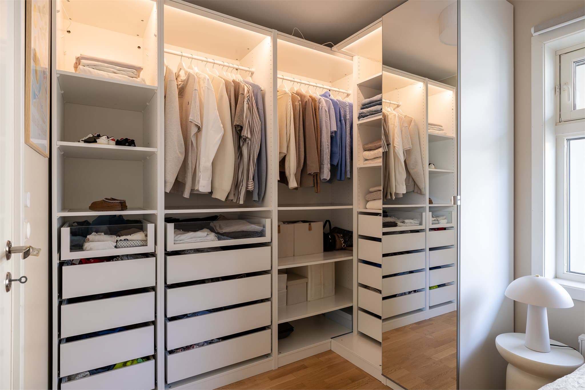 Stort gjesterom med masse plass i garderobeskap.