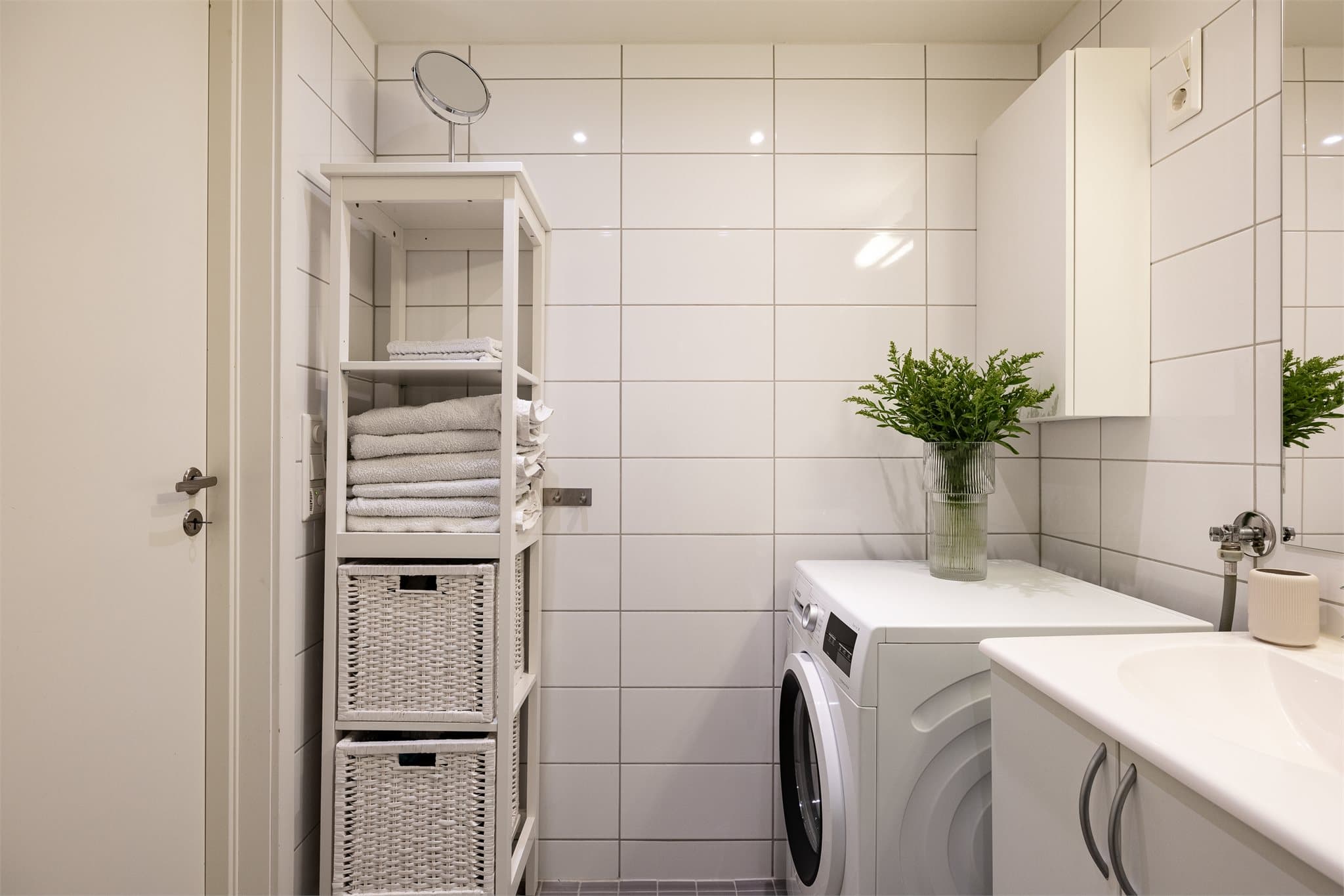 Det er opplegg for vaskemaskin på baderommet.