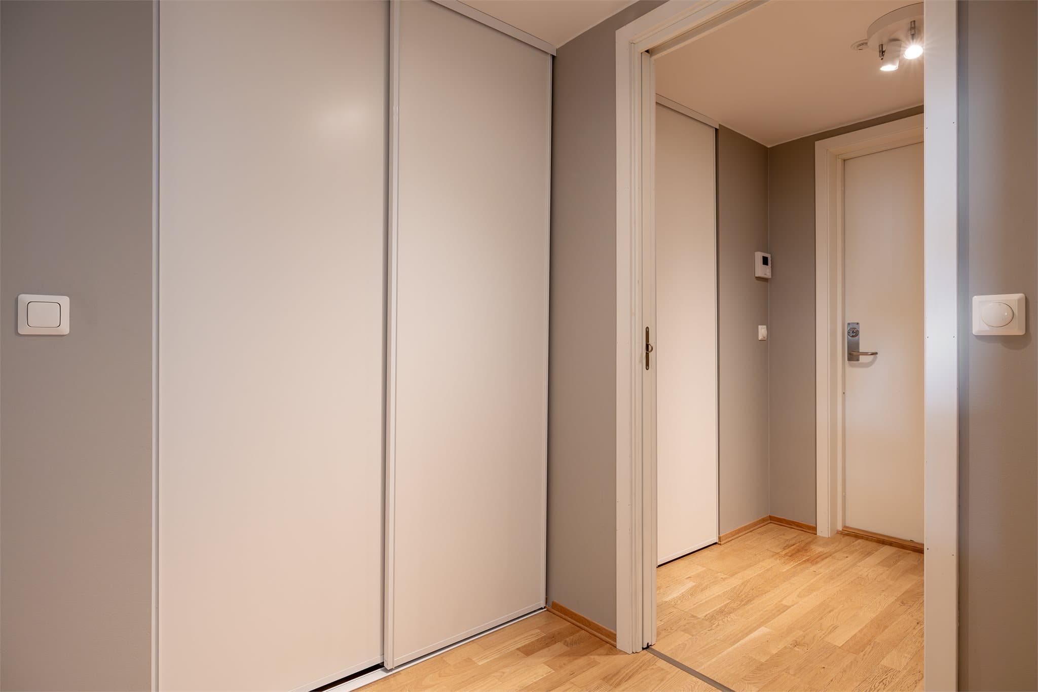 Skapene fordeler seg på to deler i gangen så du kan holde system/orden.