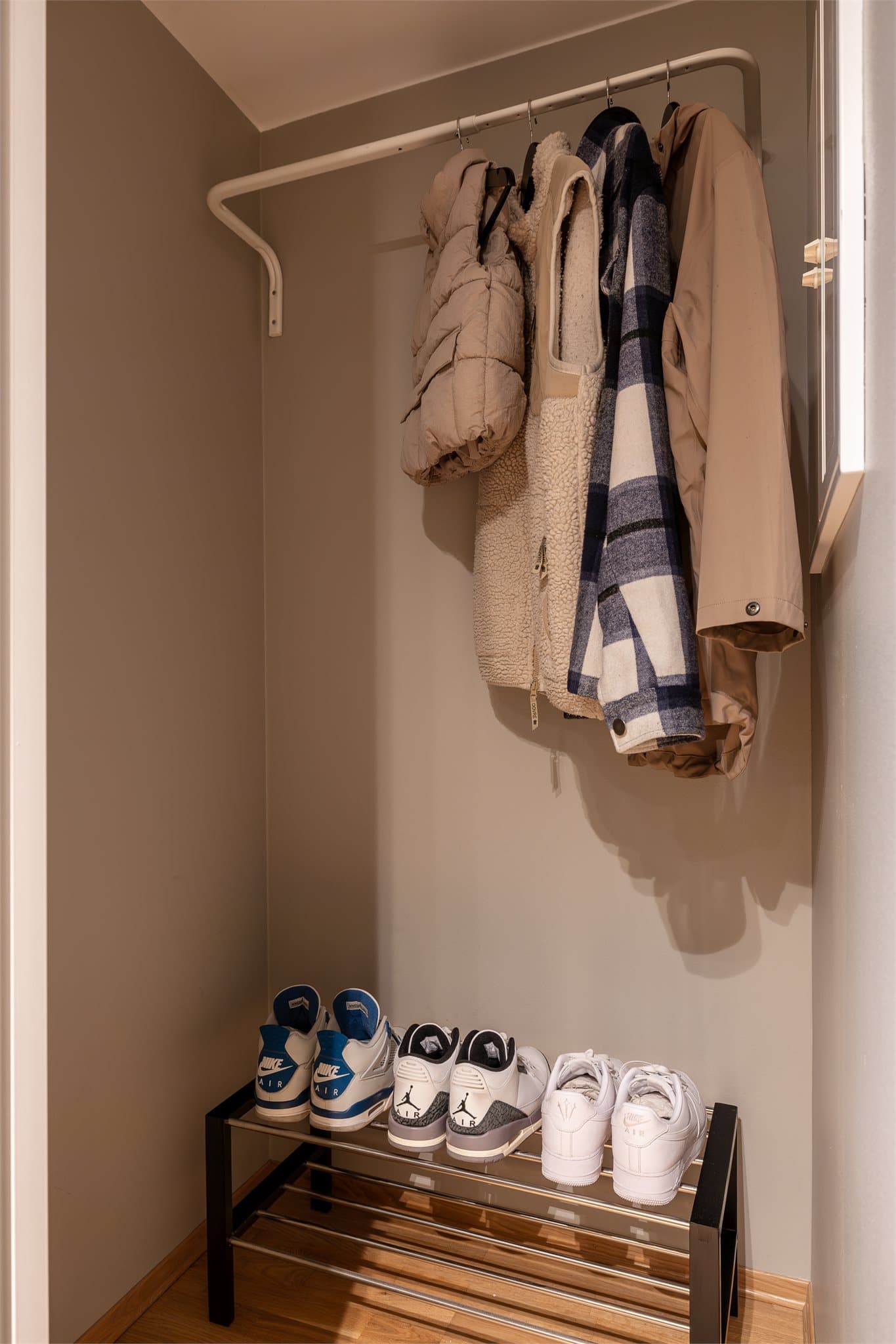 Boligen har MYE lagringsplass med to store skyvedørsgarderober/boder innvendig i gangen.