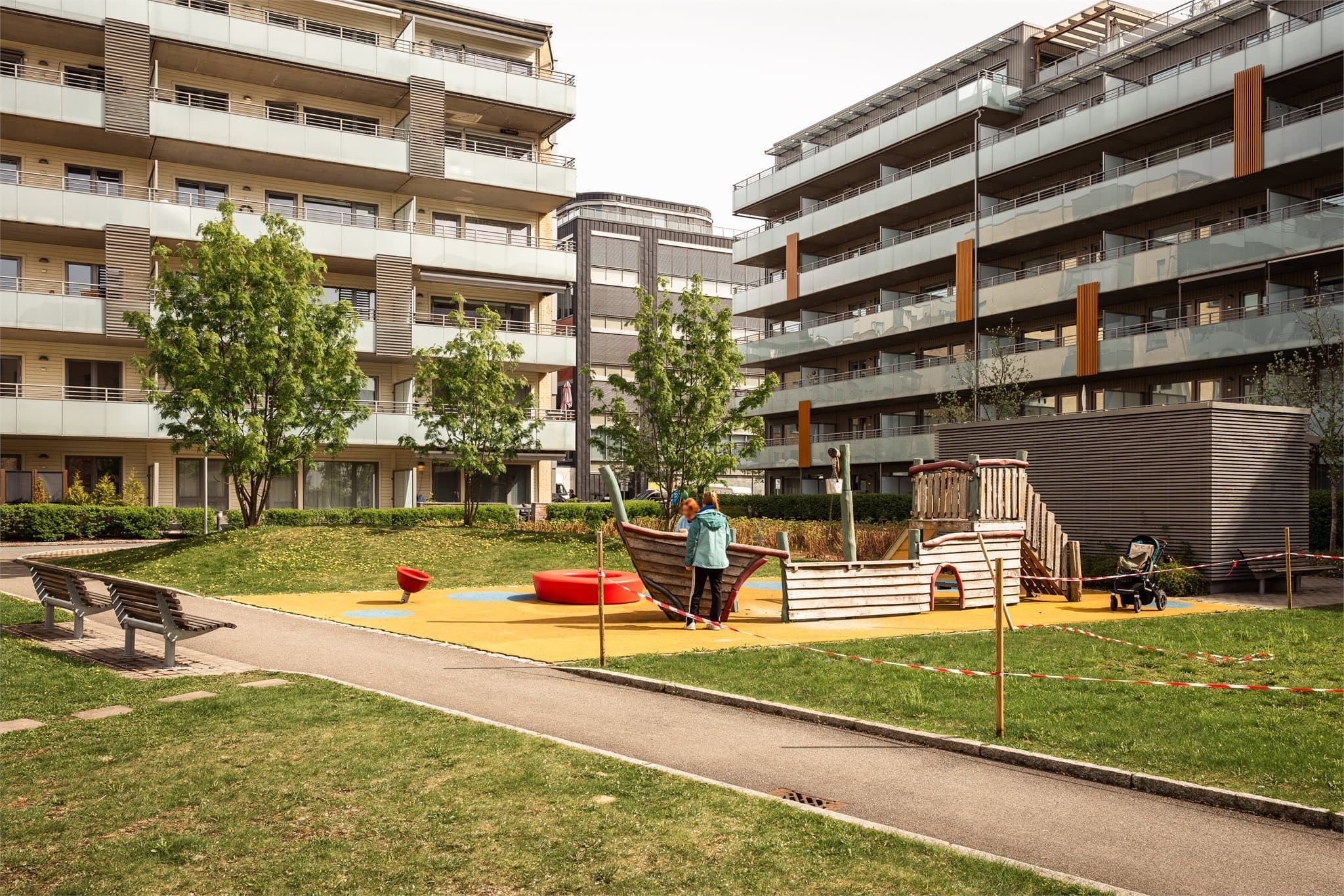 Skjermet bakgård til hygge for beboerne.