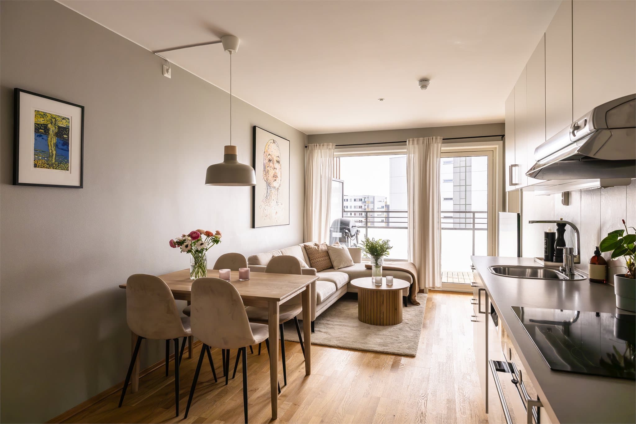 Leiligheten ligger høyt og fritt og har en lys og luftig stue med vindusflater som slipper inn rikelig med naturlig lys.