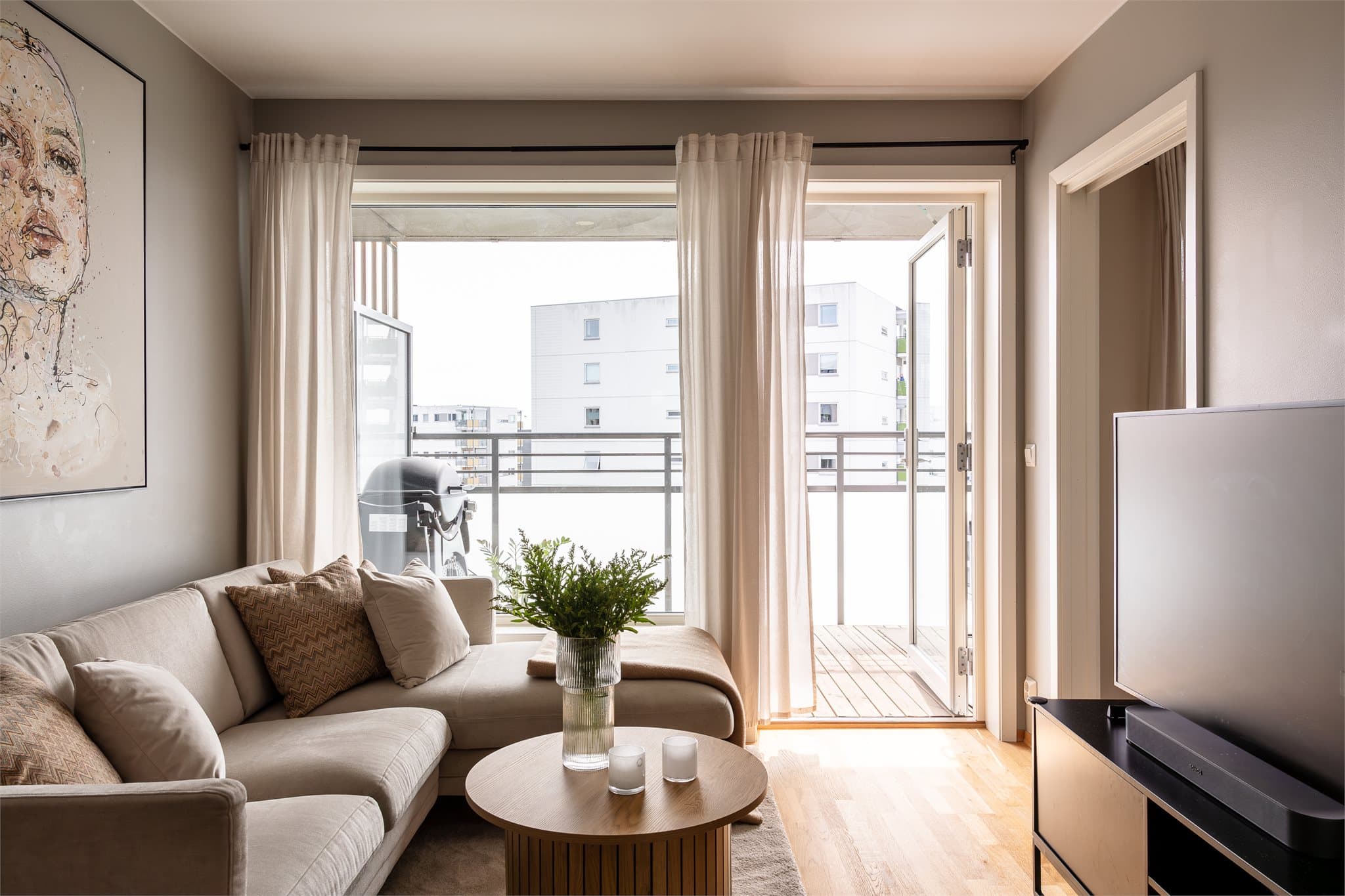 Fjernvarme (varmtvann og fyring) er inkludert i fellesutgiftene a-konto.