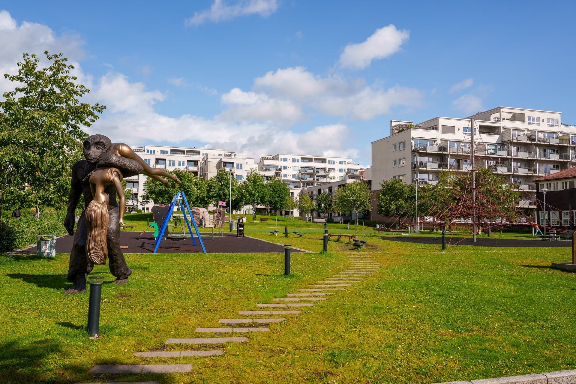 Området som omkranser bebyggelsen er parkmessig opparbeidet.
