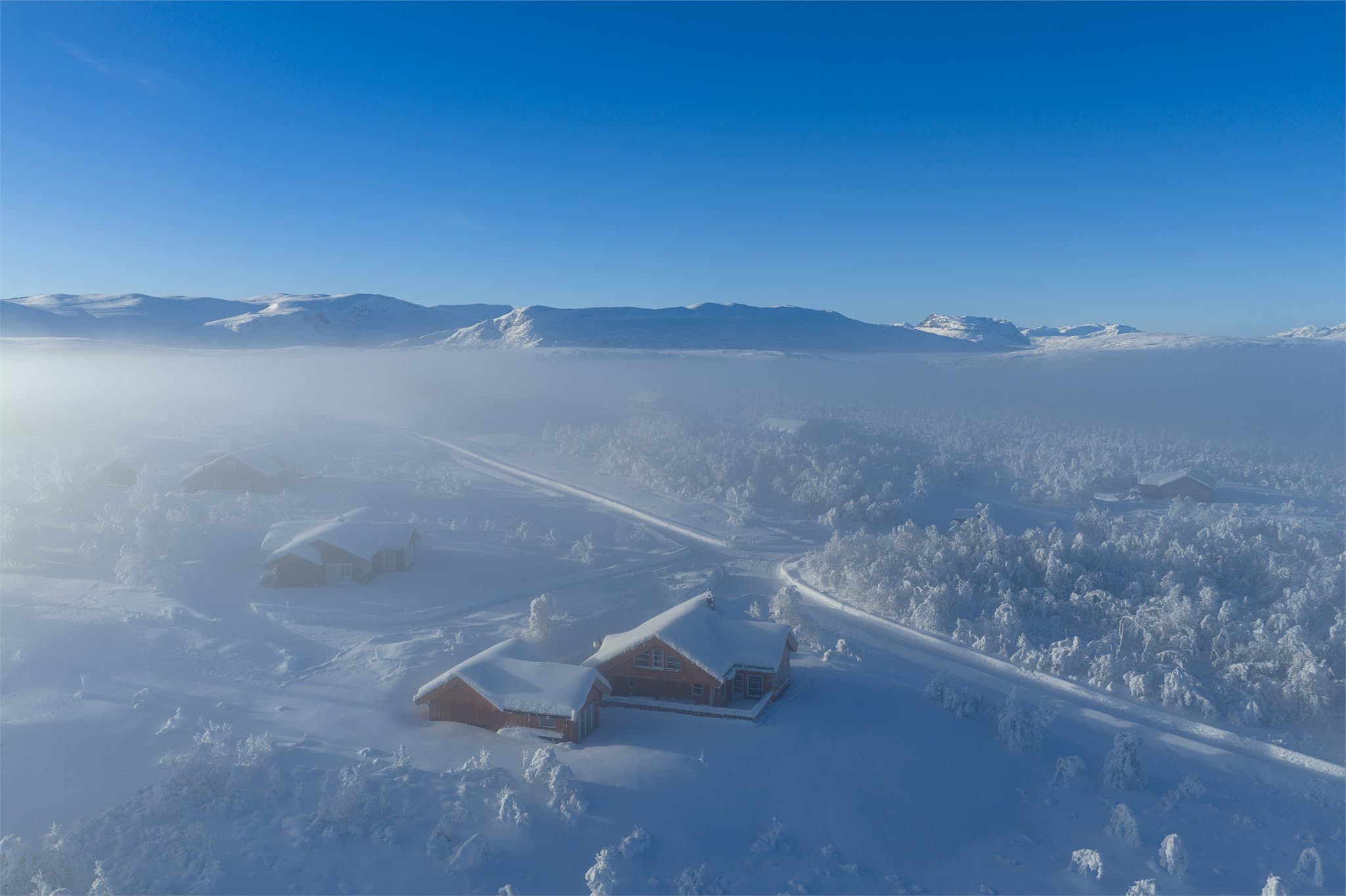 Røn sentrum ligger en kort kjøretur unna og tilbyr dagligvarebutikk, bensinstasjon og øvrige lokale servicetilbud