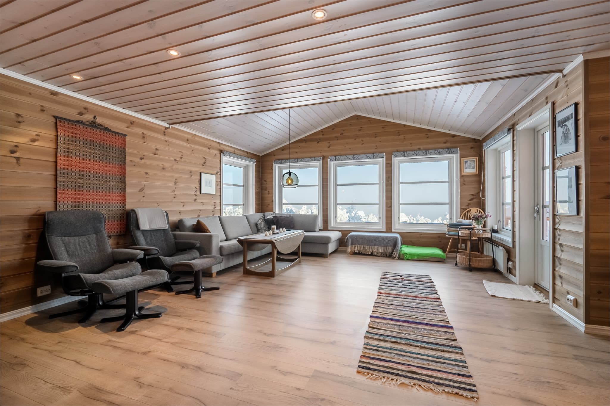 Fra stuen er det utgang til terrasse på 33 kvm.