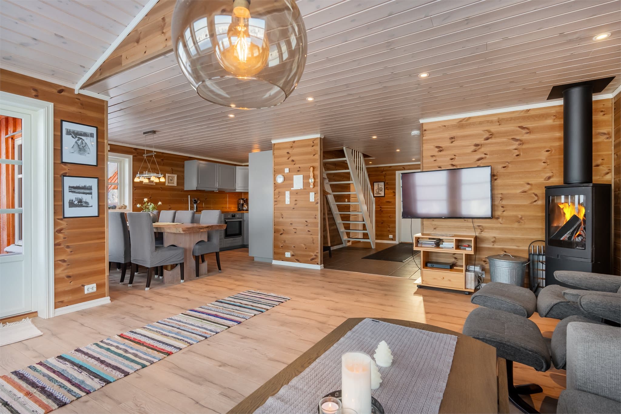 Det er laminat på gulv, trepanel på vegger og i himling er det montert downlights.