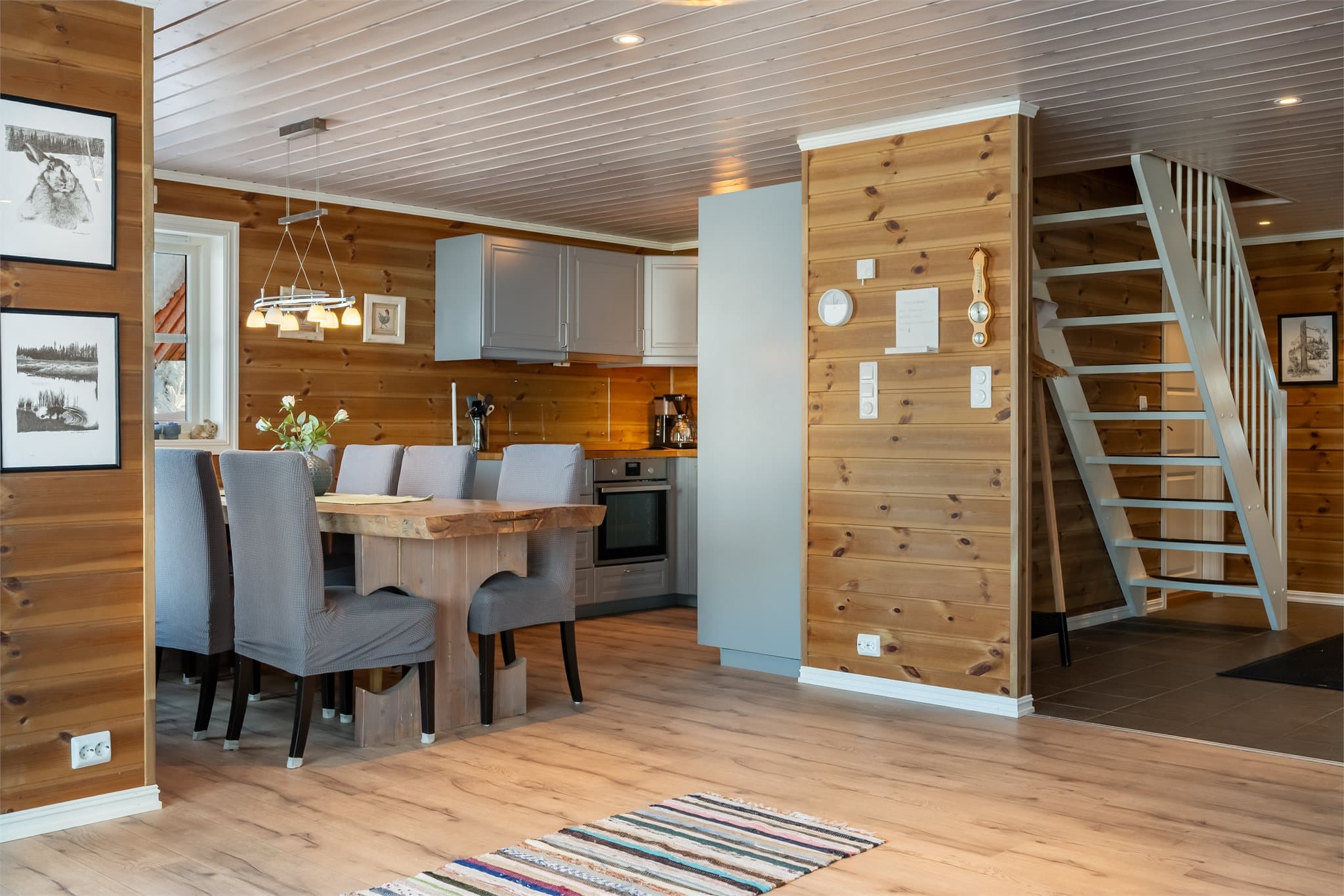 Hytta byr på åpen stue- og kjøkkenløsning som gir et hyggelig samlingspunkt for familie og venner.