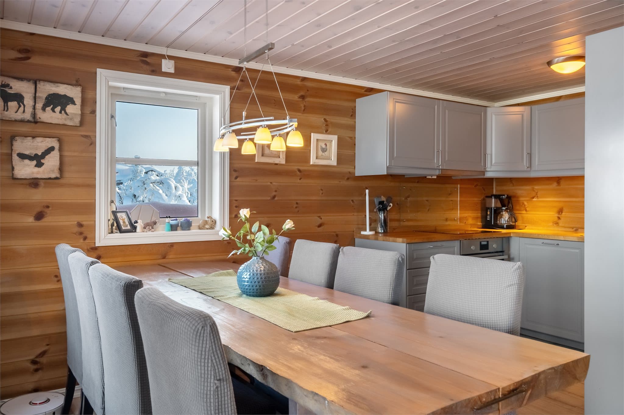 Kjøkkenet har integrert koketopp, stekeovn, oppvaskmaskin og kombi kjøl-/frys.