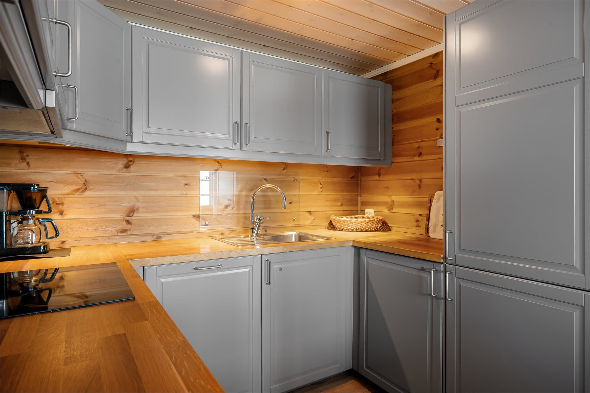 Innredningen byr på god benkeplass og rikelig med oppbevaring i overskap og underskap.