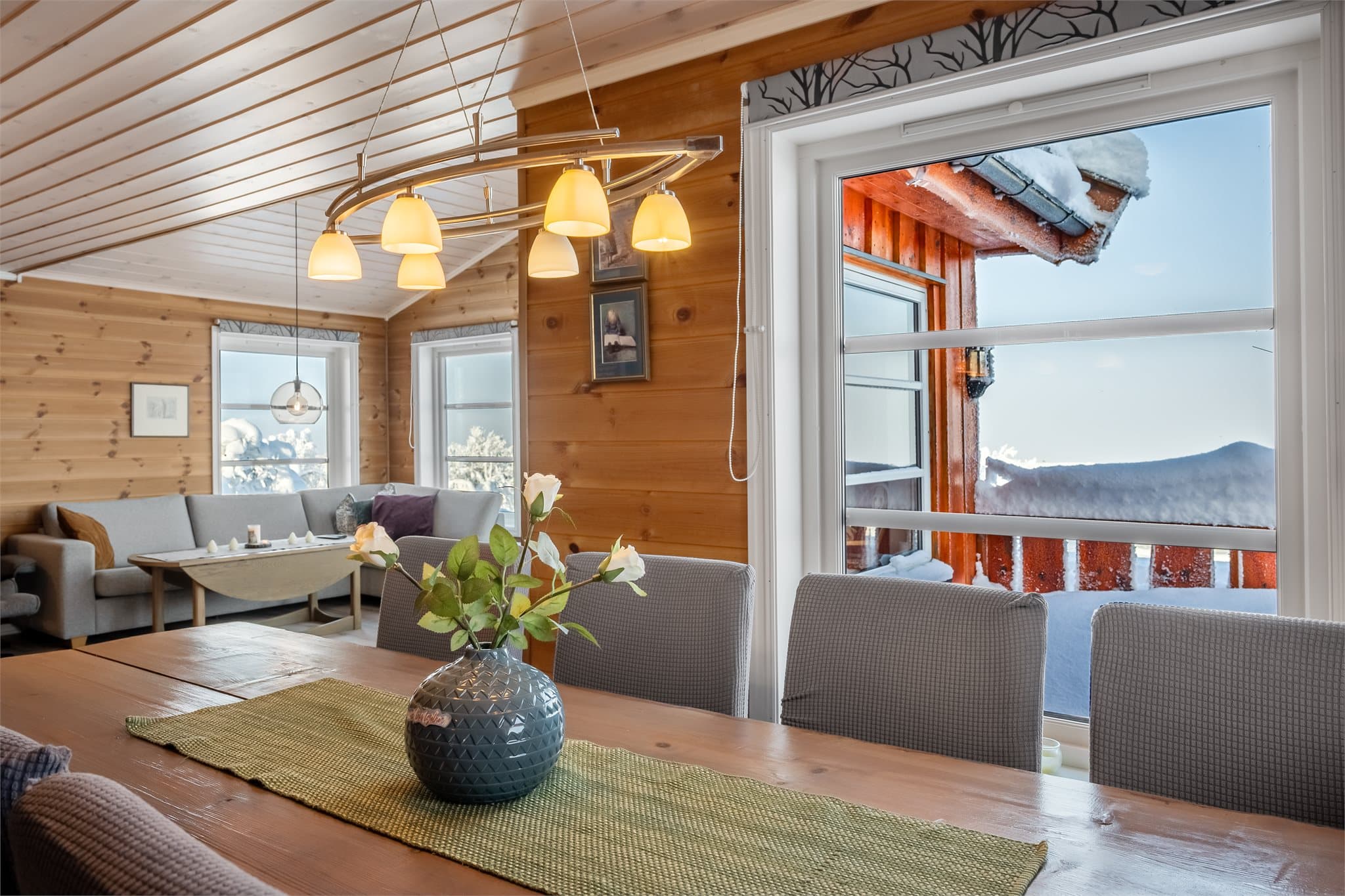 I forlengelse av kjøkkenet har man plass til spisegruppe.