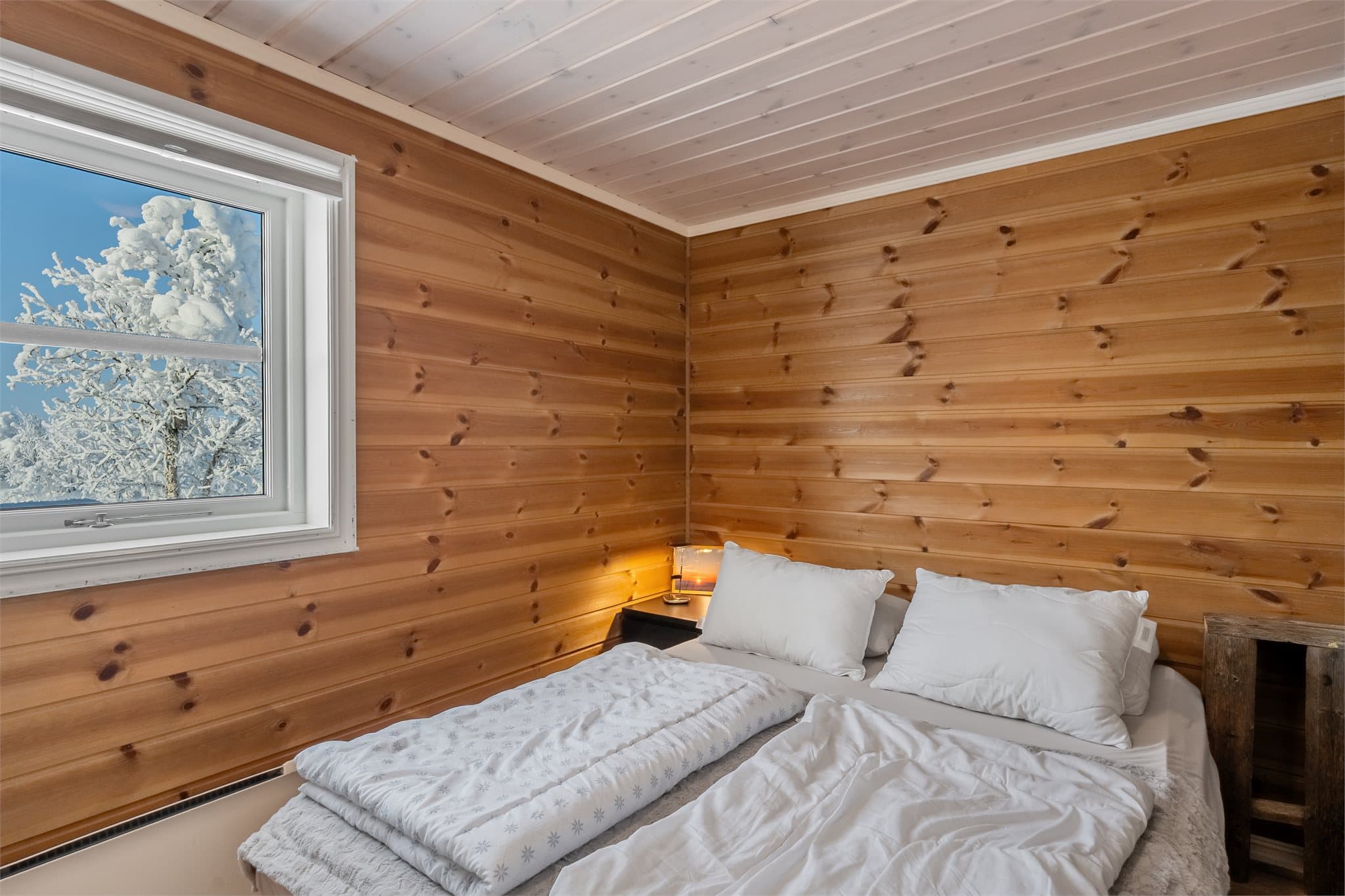 Soverommene har solskjerming på vinduene.