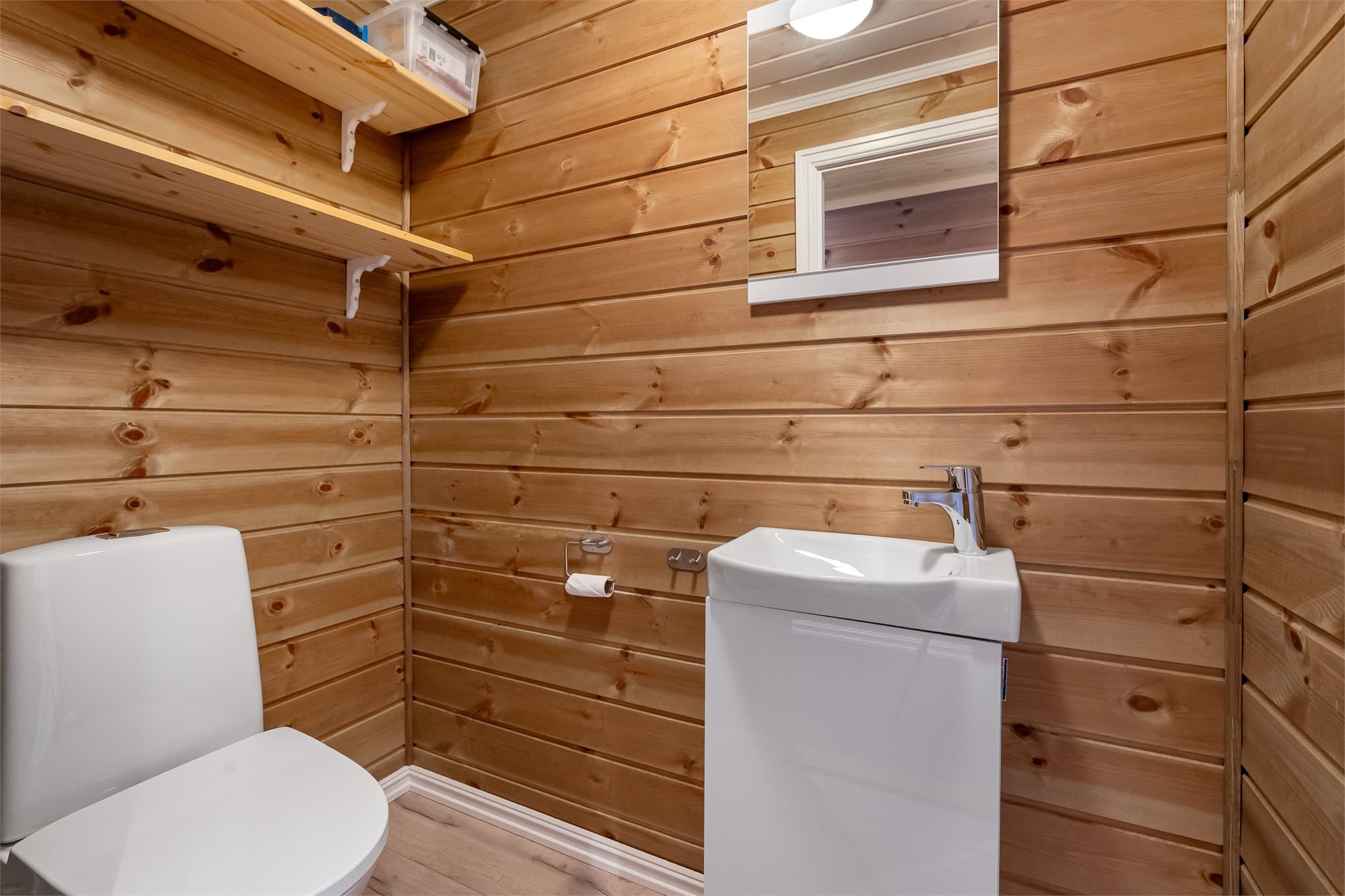 WC-rom innredet med klosett og servantinnredning.