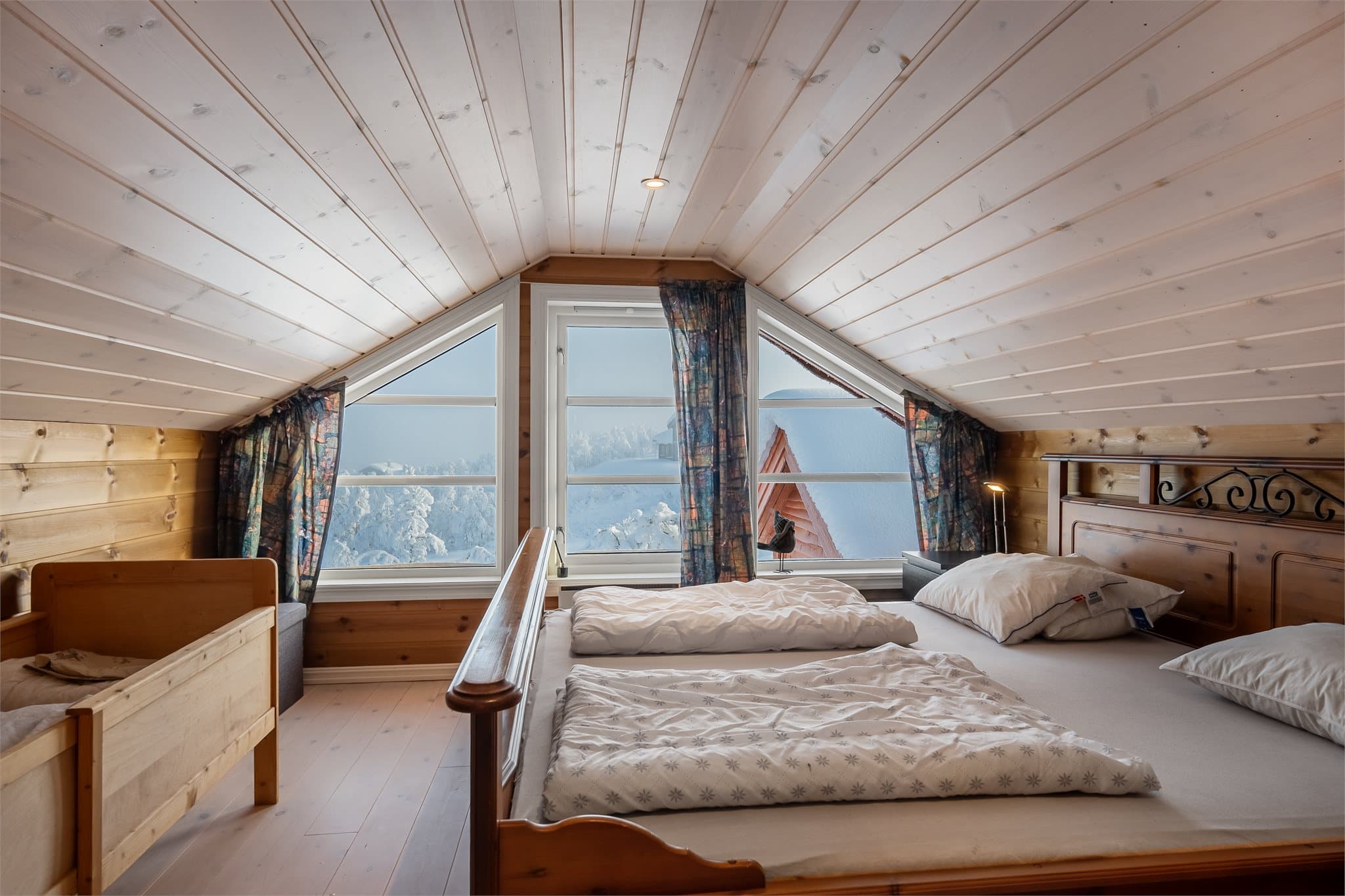 Hemsrom. Ikke måleverdig grunnet takhøyde, men god plass.