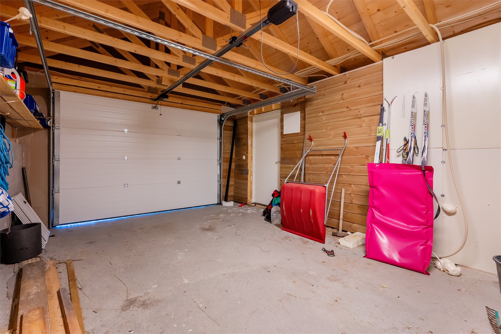 Garasje med elektrisk garasjeport.