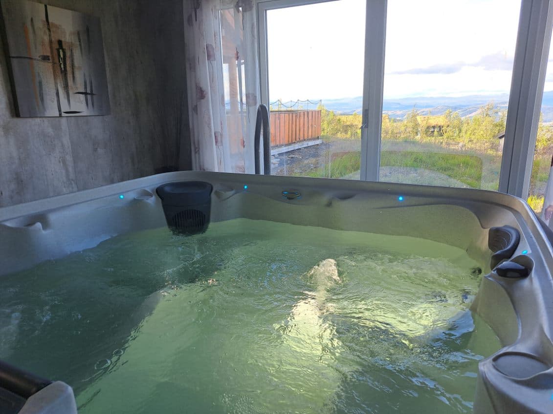 Nydelig rom med jacuzzi og utsikt.