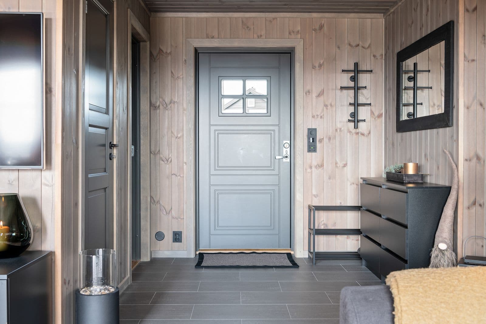 Praktiske fliser i entré med gulvvarme. I tilknytning til entré har man adkomst videre til baderom og teknisk rom/bod.