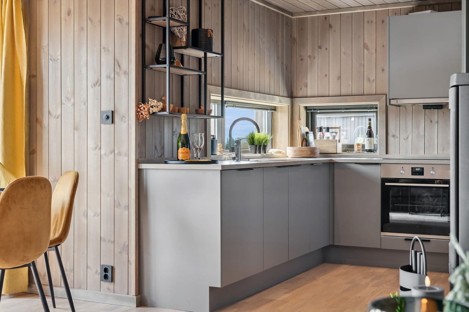 Kjøkkenet er levert av Sigdal og fremstår både moderne og funksjonelt, med slette grå fronter som gir et stilrent og tidløst uttrykk.