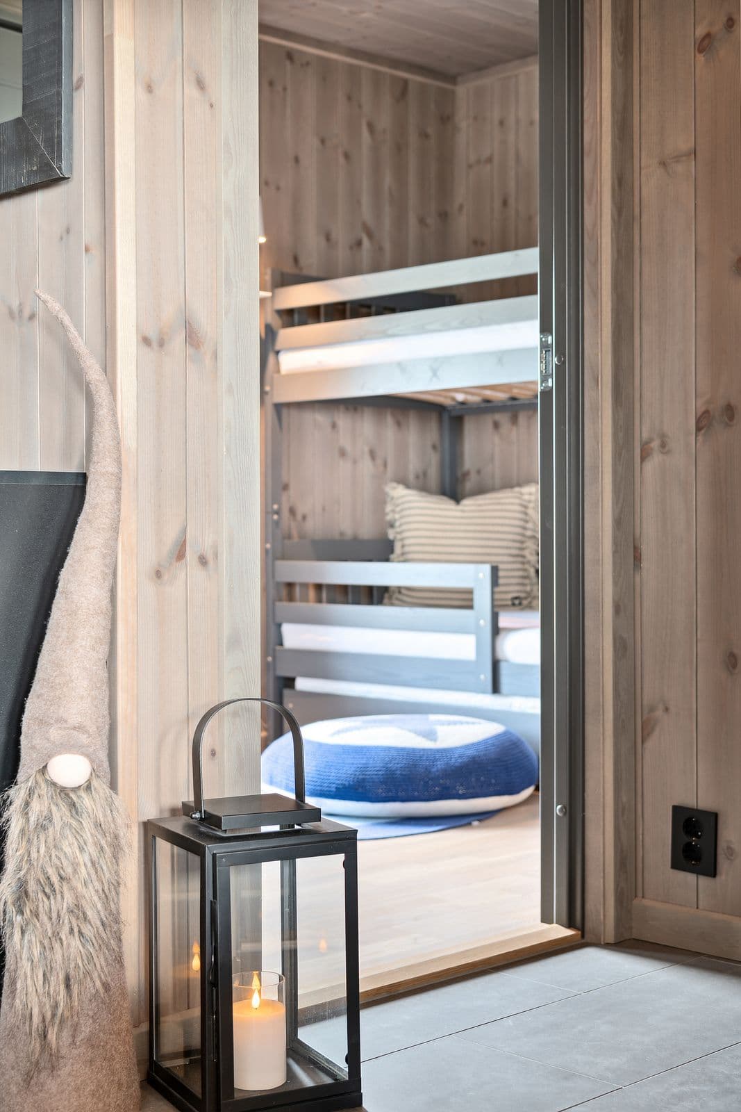 Hytta byr totalt på tre gode soverom, som gir mange sengeplasser og gjør hytta velegnet for både familie og gjester.