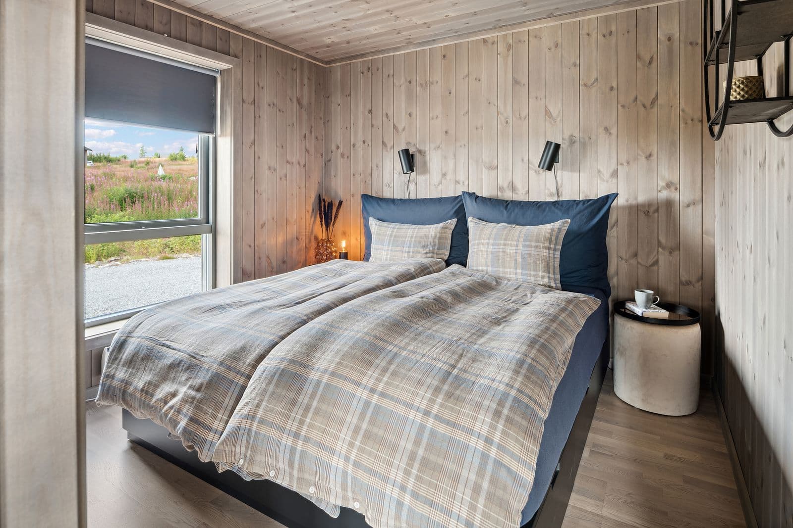 Hytta kan skilte med et romslig hovedsoverom med gjennomførte materialvalg som gir soverommet en behagelig og rolig atmosfære – perfekt for å trekke seg tilbake etter en lang dag ute i frisk fjelluft.