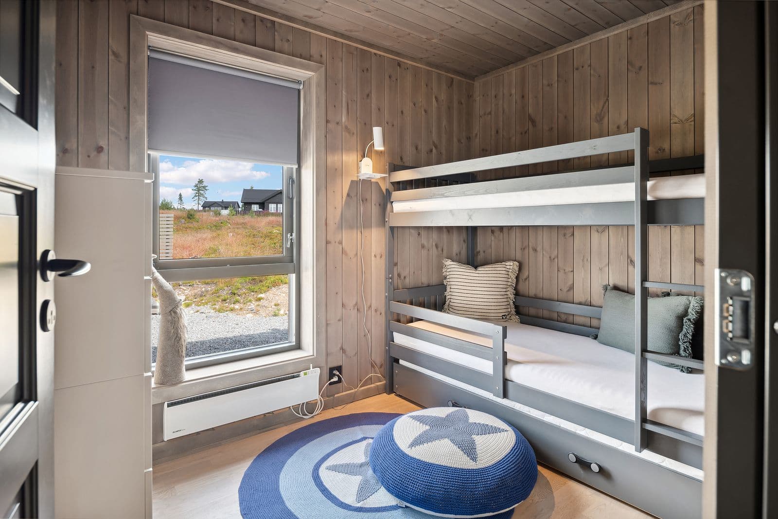 Soverom 2 er innredet med køyseng, praktisk når man er mange på hytta.