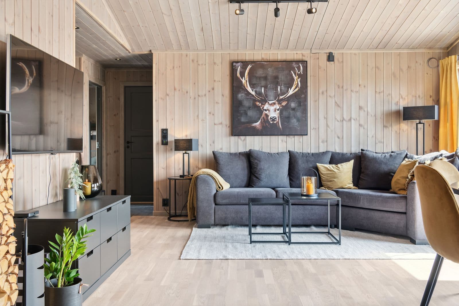 Med alt på ett plan og en gjennomtenkt rominndeling er dette den perfekte hytta for familien som ønsker komfort, funksjonalitet og ekte hytteliv i harmoniske omgivelser.