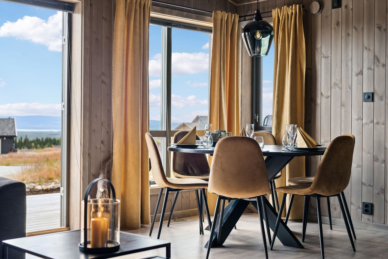 De store vindusflatene slipper inn rikelig med dagslys og lar naturen bli en del av interiøret. Her kan du nyte måltidene med naturskjønn utsikt mot Osen-sjøen, hvor lyset og stemningen skifter i takt med årstidene.
