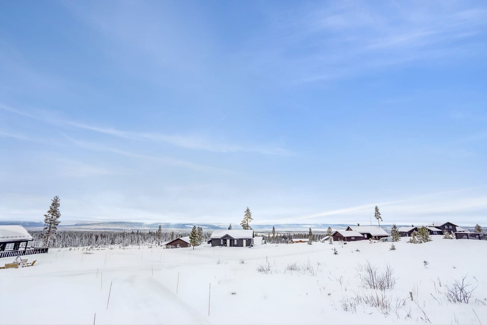 De åpne områdene mellom hyttene og den naturnære utformingen gjør at hyttefeltet beholder sin lune og genuine fjellfølelse, selv når snøen ligger dyp.