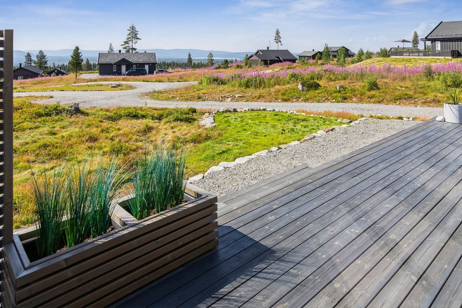 Naturskjønn utsikt til Osensjøen fra den solrike terrassen.