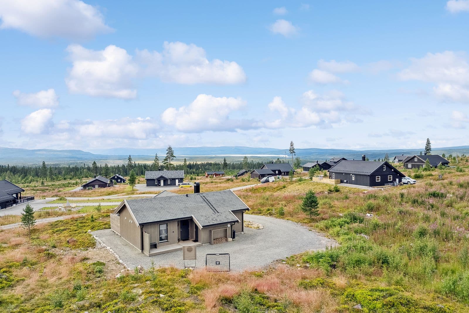 Hytta ligger fint til på et høydedrag med stor naturtomt på 1927 m2 i naturskjønne omgivelser på Furutangen Syd Panorama.